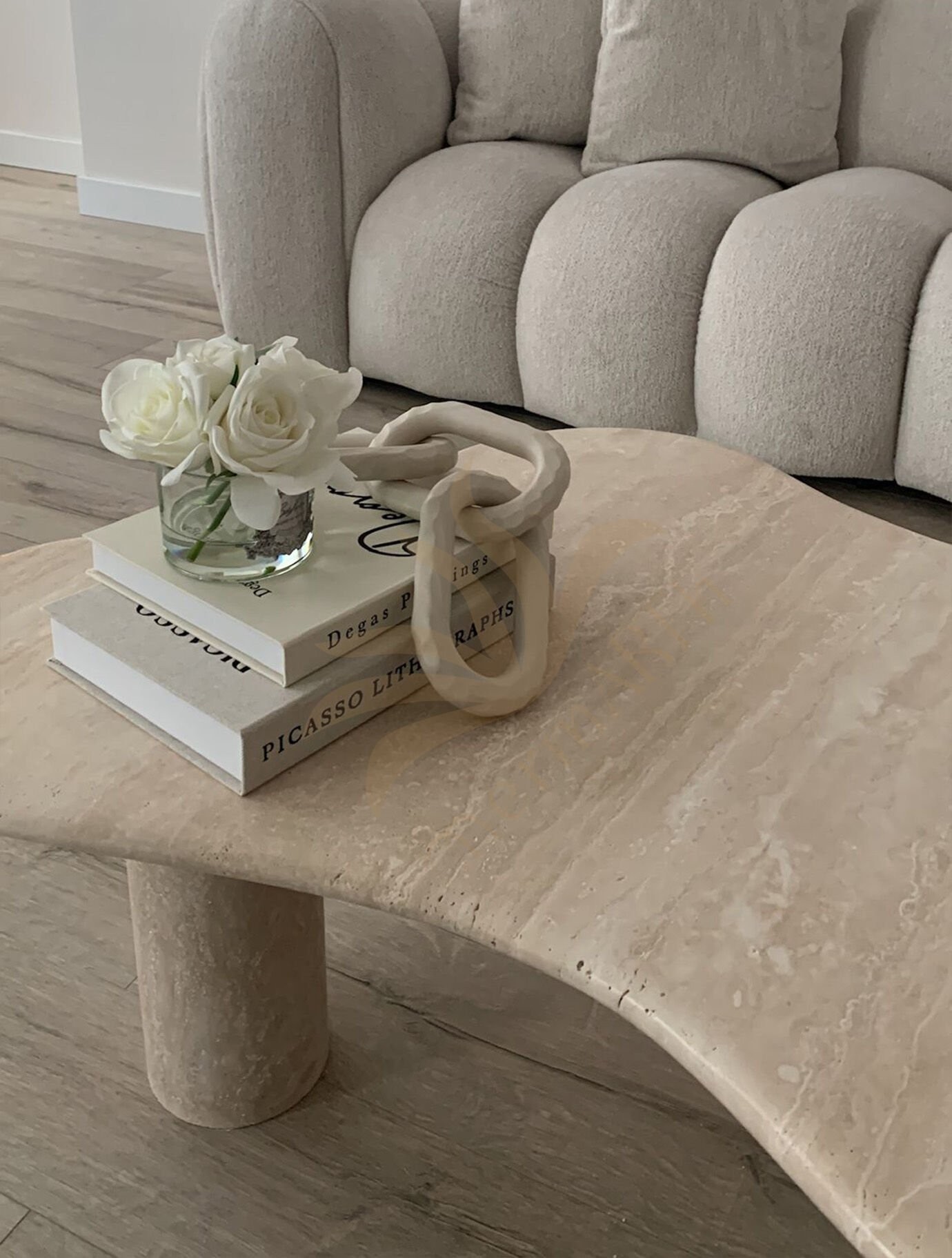 Moderner Couchtisch aus Travertin