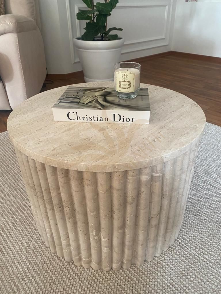 Moderner Couchtisch aus Travertin