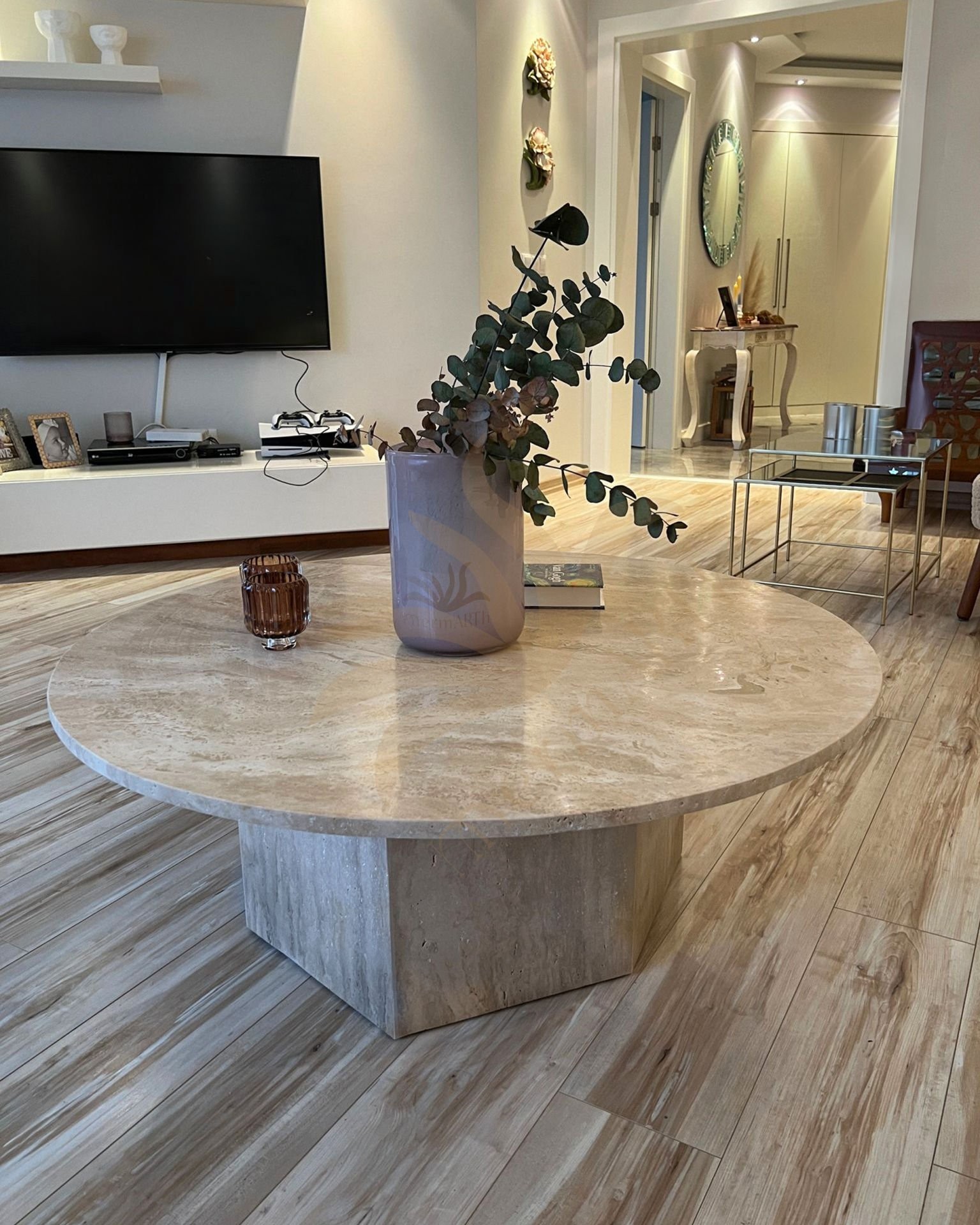Couchtisch aus Travertin rund mit sechseckigem Bein