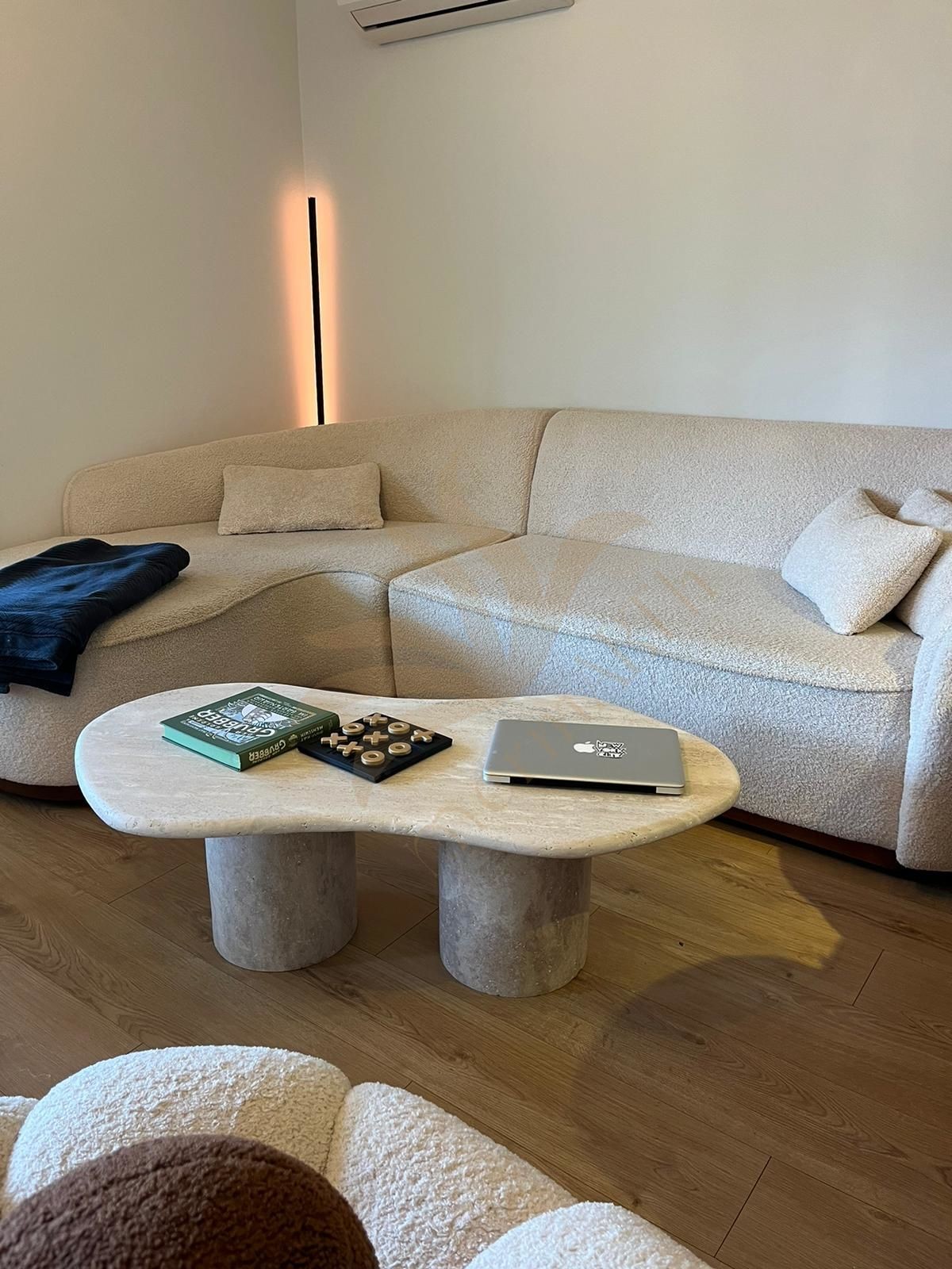 Kleiner Couchtisch aus Travertin - Naturstein