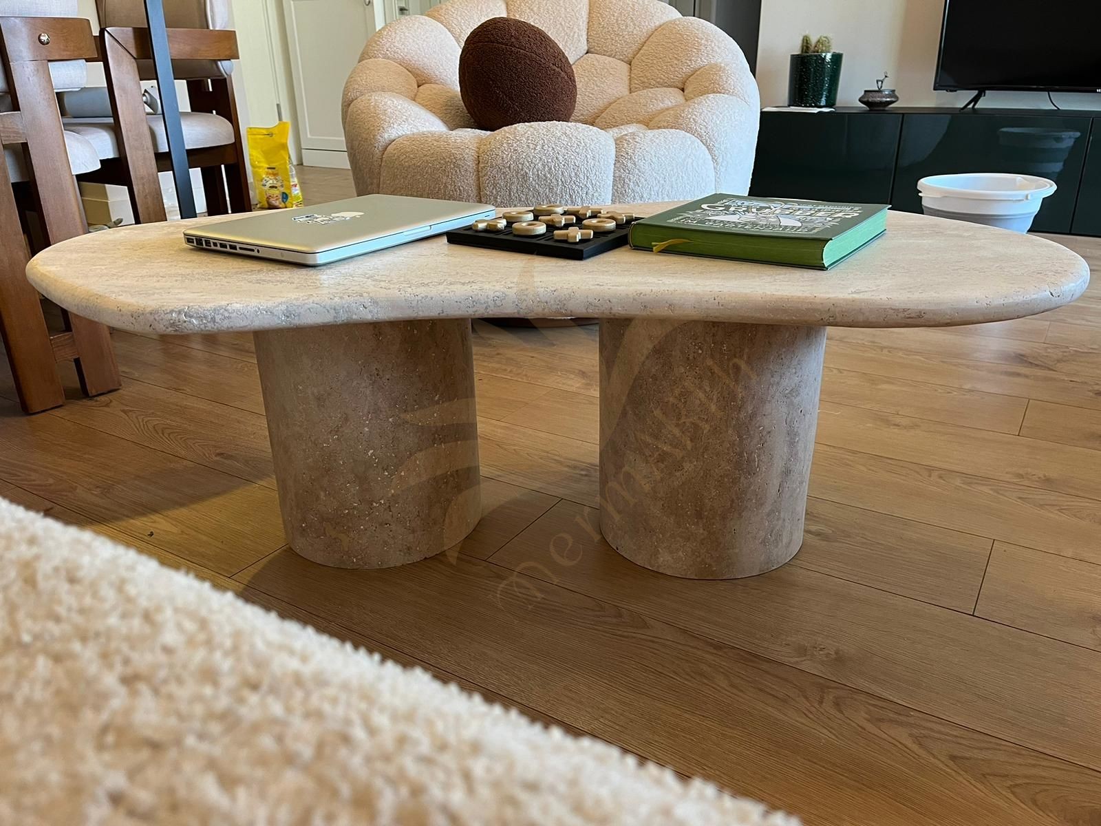 Kleiner Couchtisch aus Travertin - Naturstein