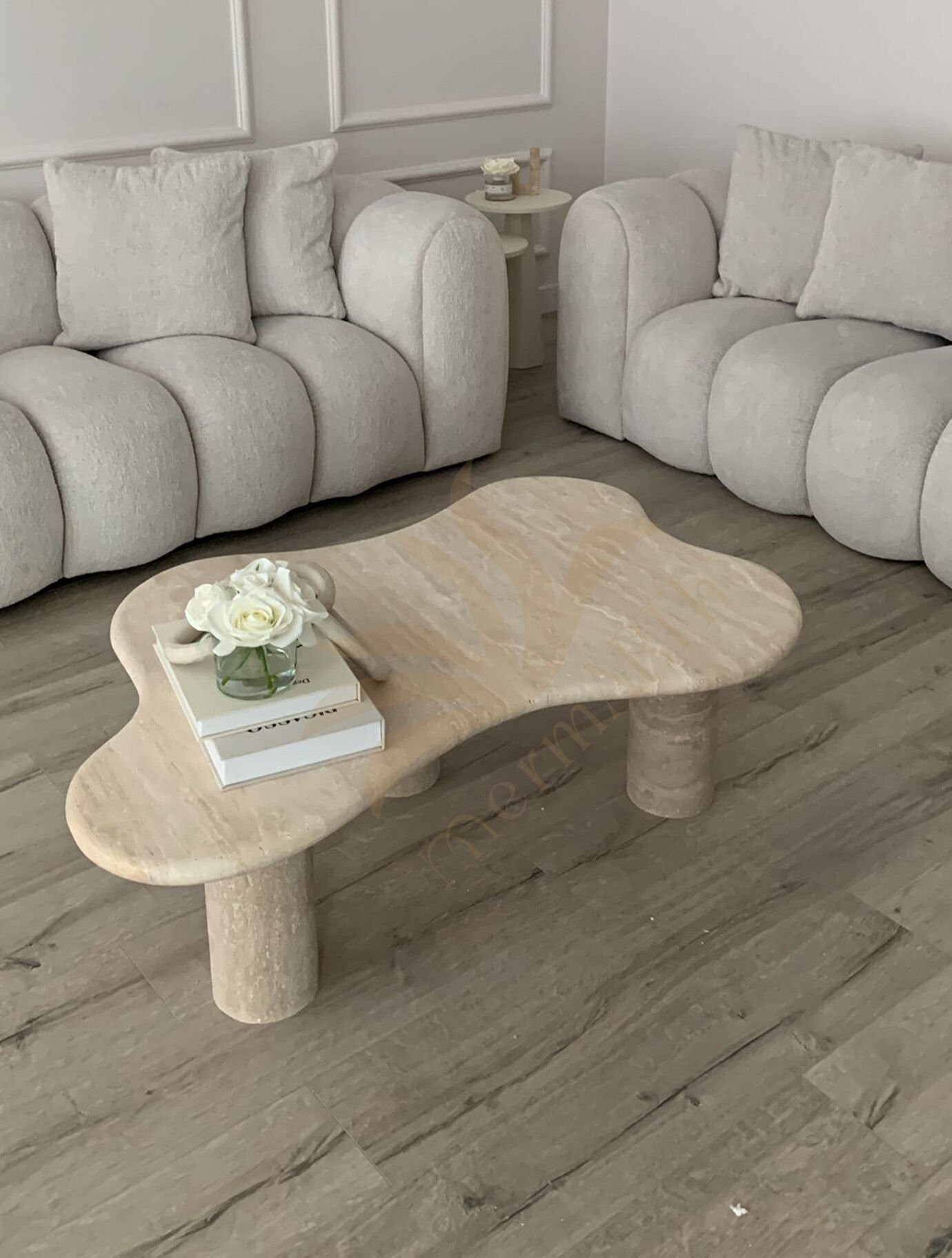 Moderner Couchtisch aus Travertin