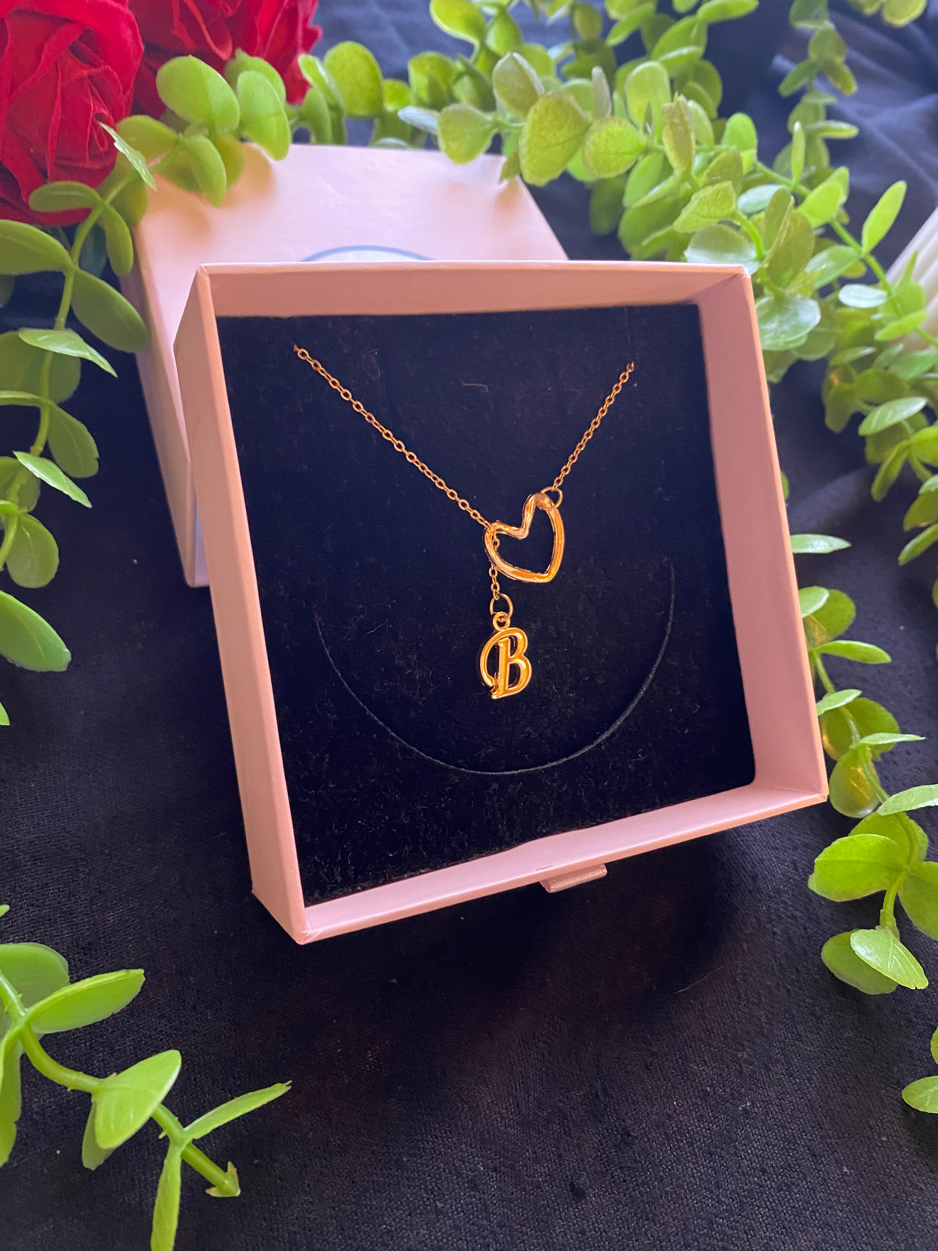 Kalp Detaylı Kişiye Özel Tasarım Harf Kolye