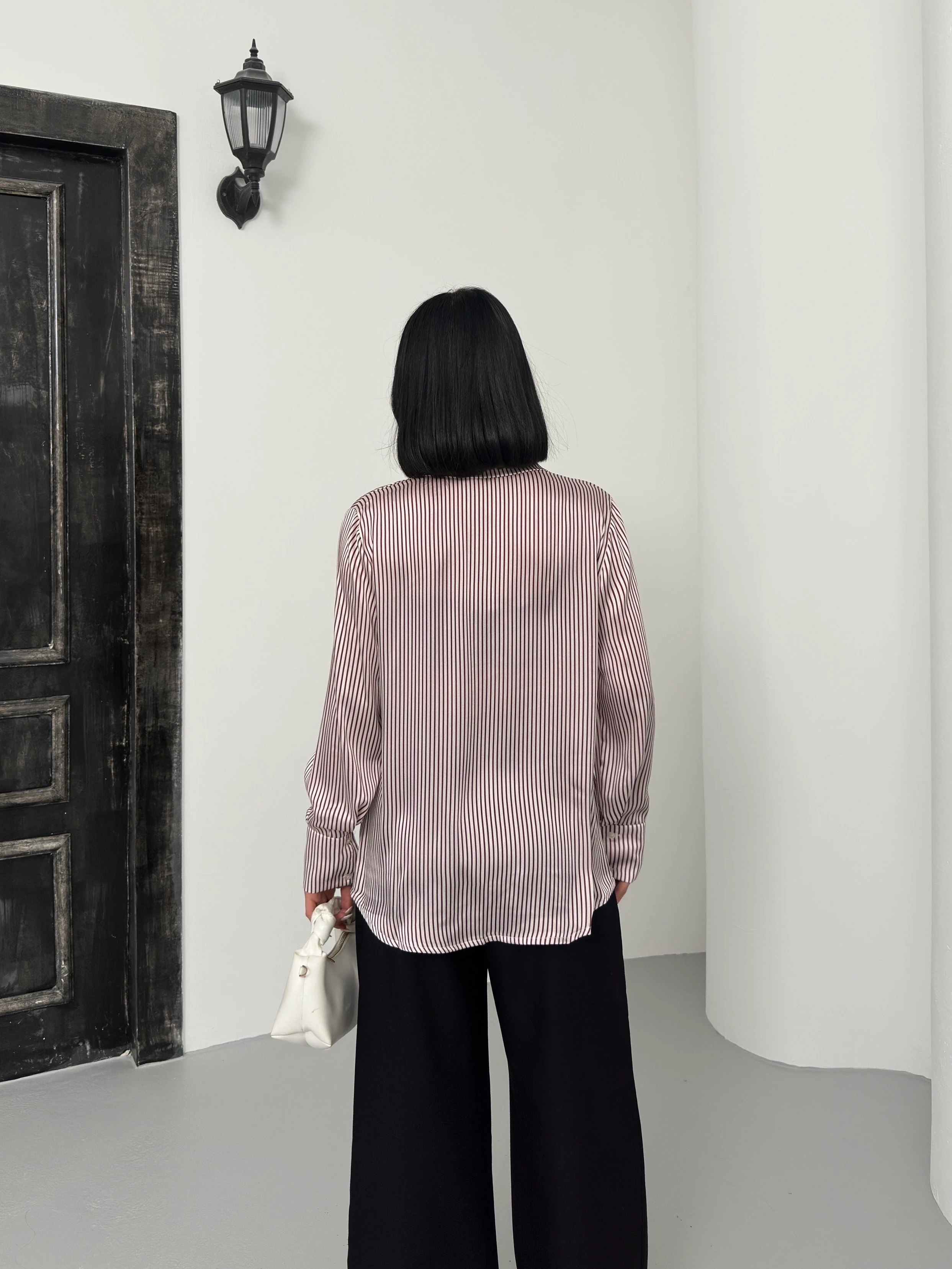 İNCE DİKEY ÇİZGİLİ GÖMLEK