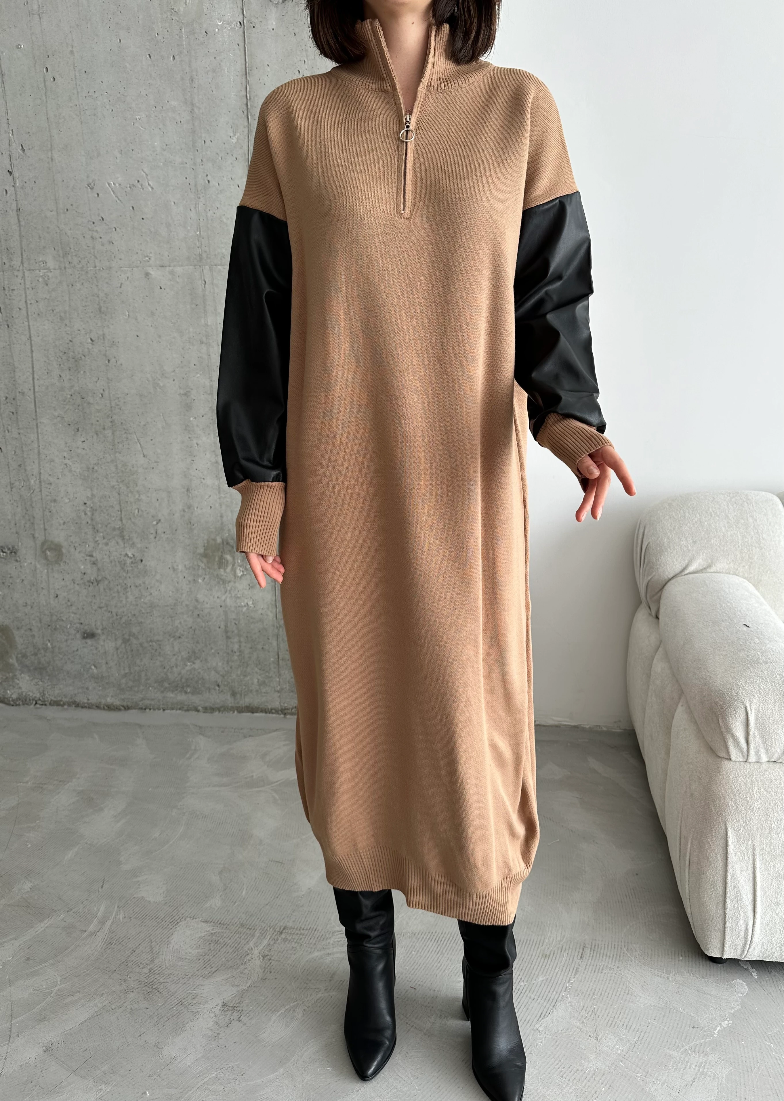 KOLU DERİLİ ELBİSE - Karamel