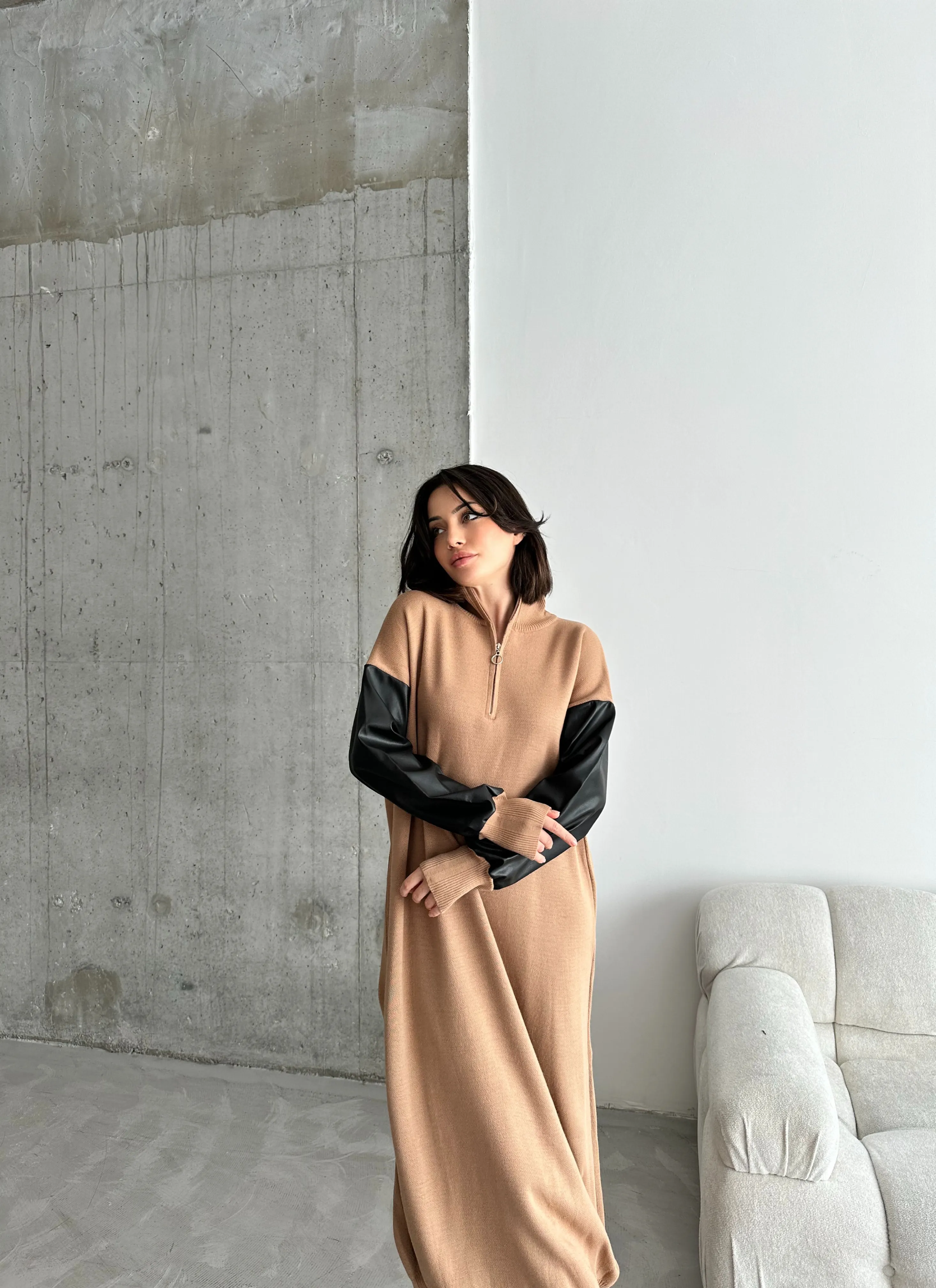 KOLU DERİLİ ELBİSE - Karamel