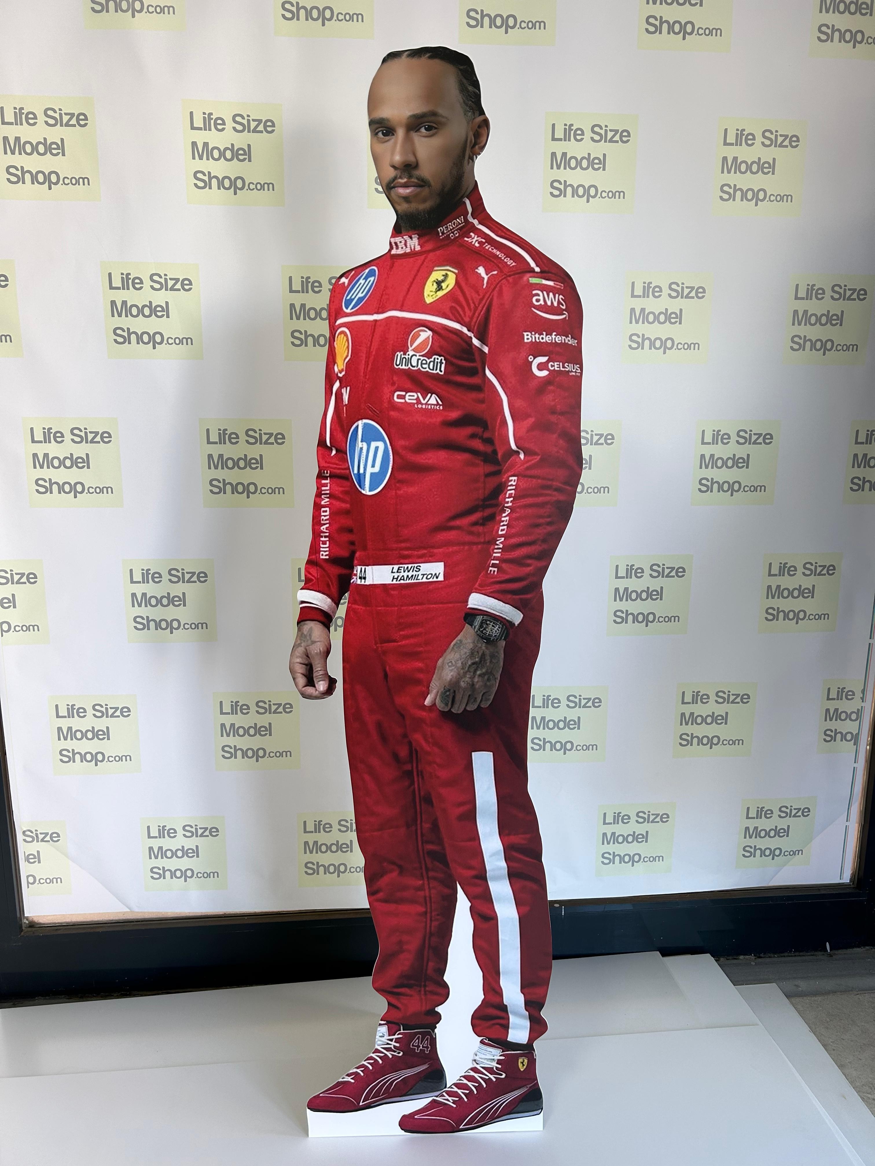 Modelo de papelão recortado de Lewis Hamilton, uniforme vermelho, piloto, modelo em tamanho real de Lewis Hamilton