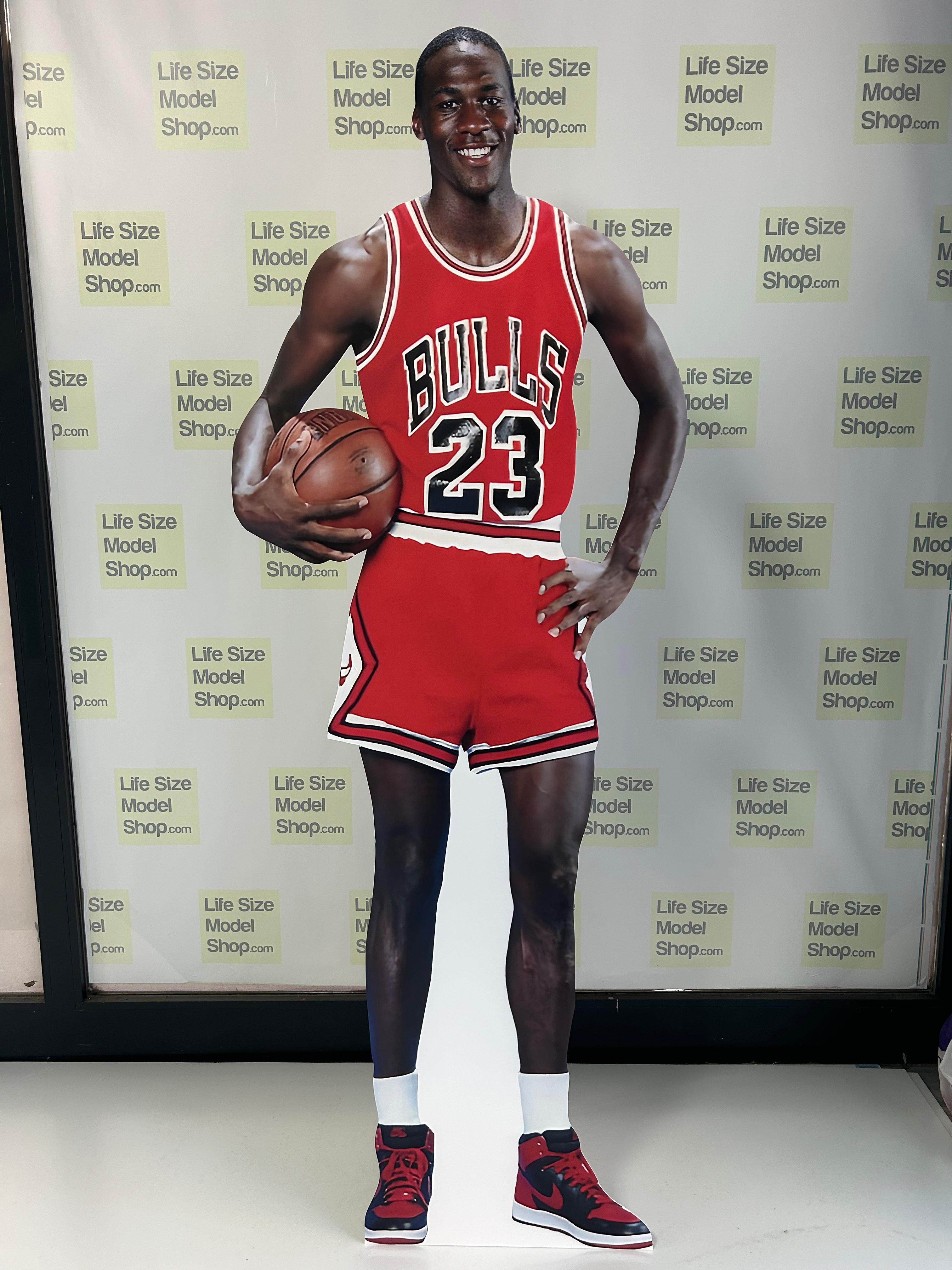 🏀 Tekturowa figurka Michaela Jordana w naturalnej wielkości – Chicago Bulls #23, edycja w kolorze czerwonym