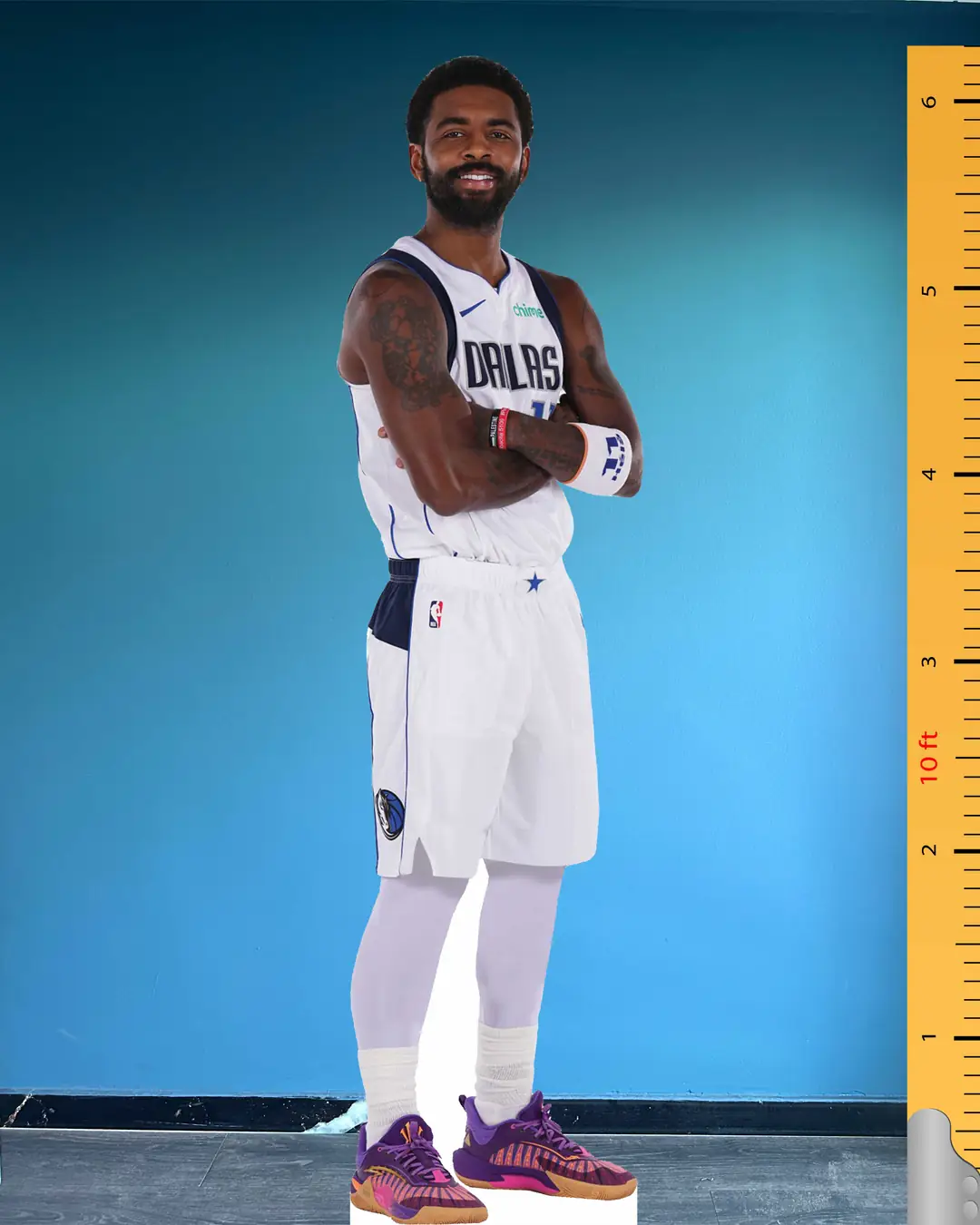 Sagoma di cartone a grandezza naturale di Kyrie Irving, numero 11