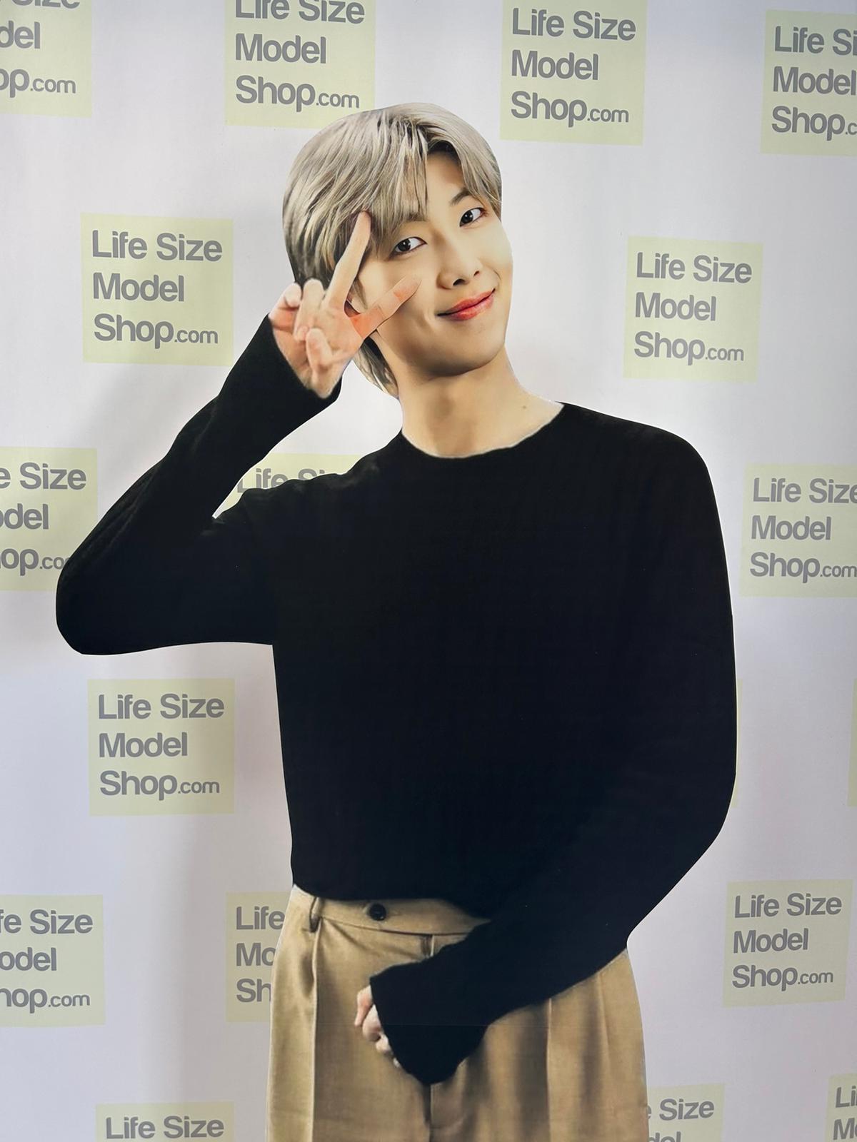 Figura de cartón recortada del líder de BTS Kim Namjoon, RM, modelo RM