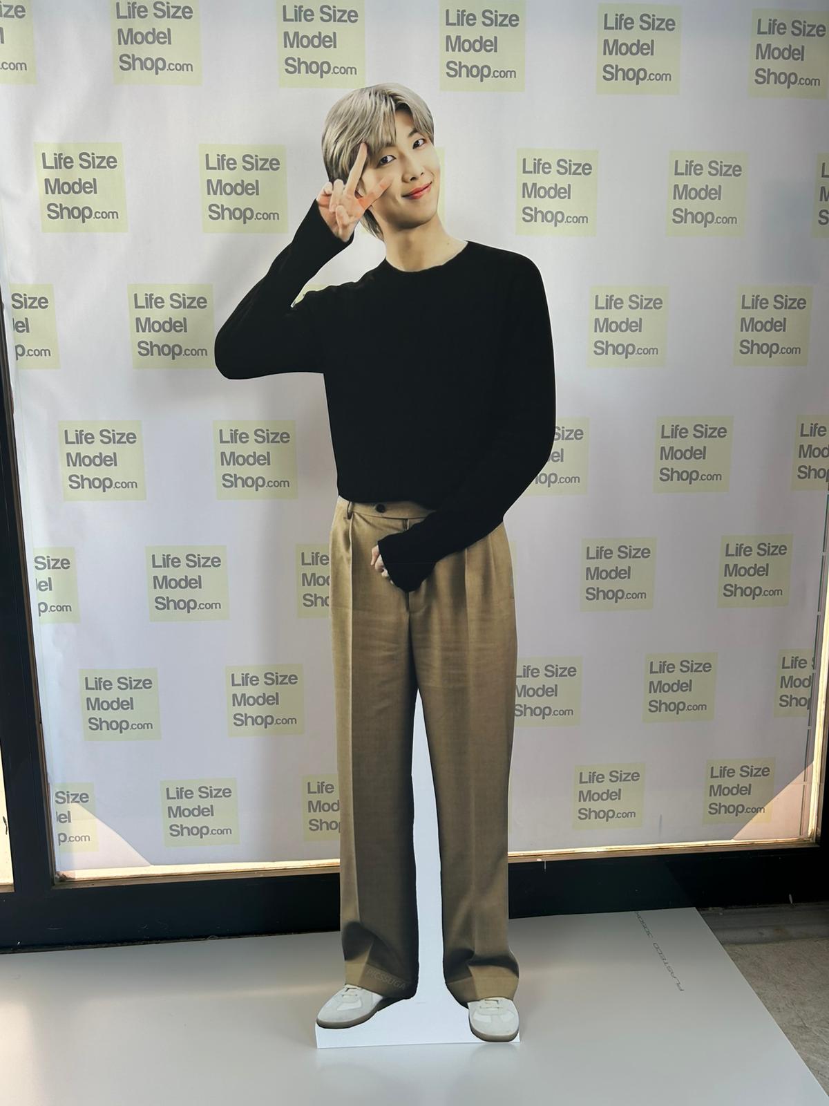 Figura de cartón recortada del líder de BTS Kim Namjoon, RM, modelo RM