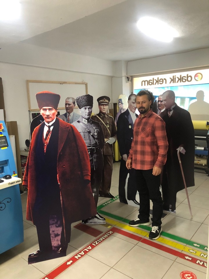 Baş Öğretmen Mustafa Kemal Atatürk Maketi Sandalyede Oturan Modeli Beyaz Pantolonlu