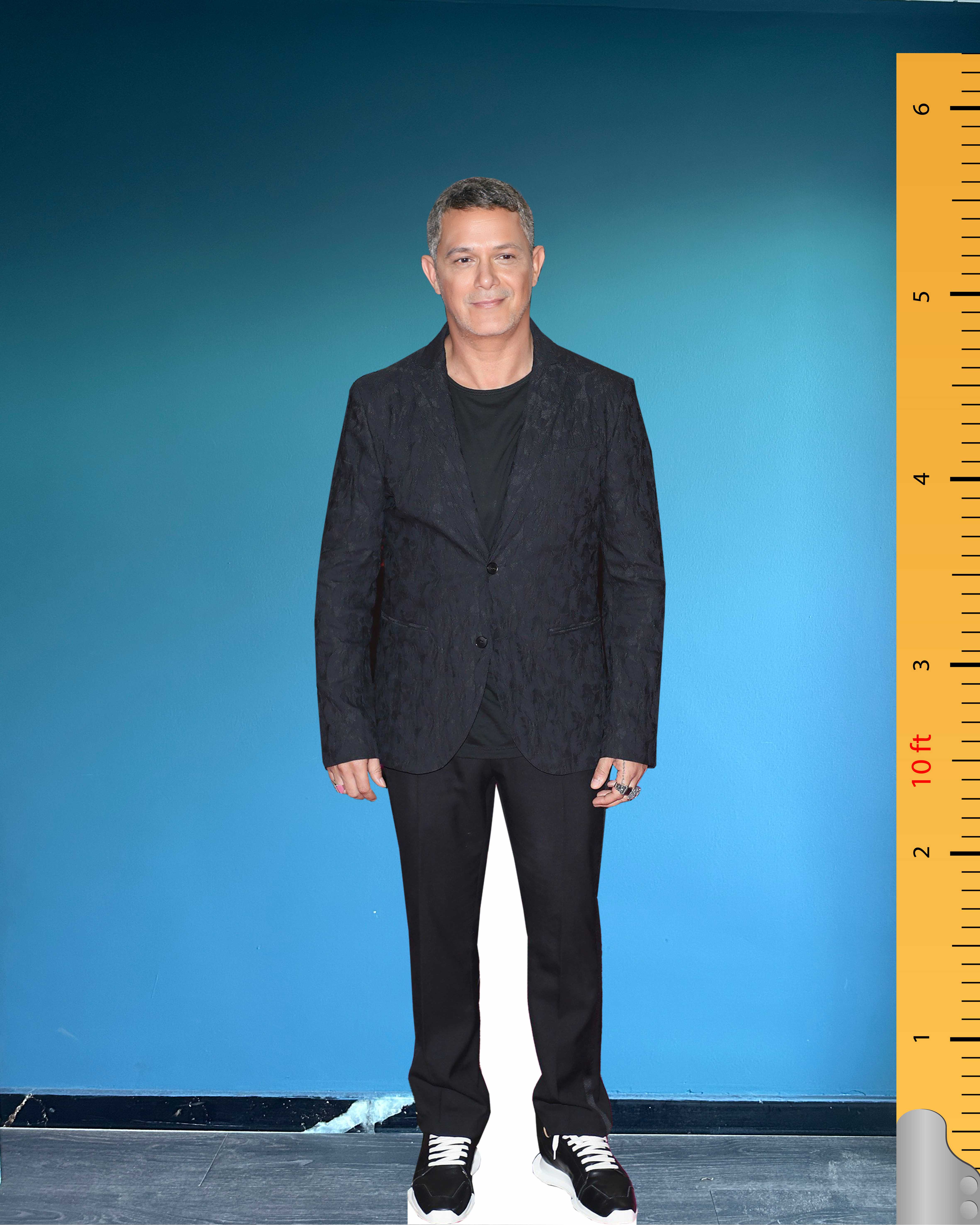 🎤 Kartonowa figura Alejandro Sanza w naturalnej wielkości – Edycja Czerwonego Dywanu Premio Lo Nuestro