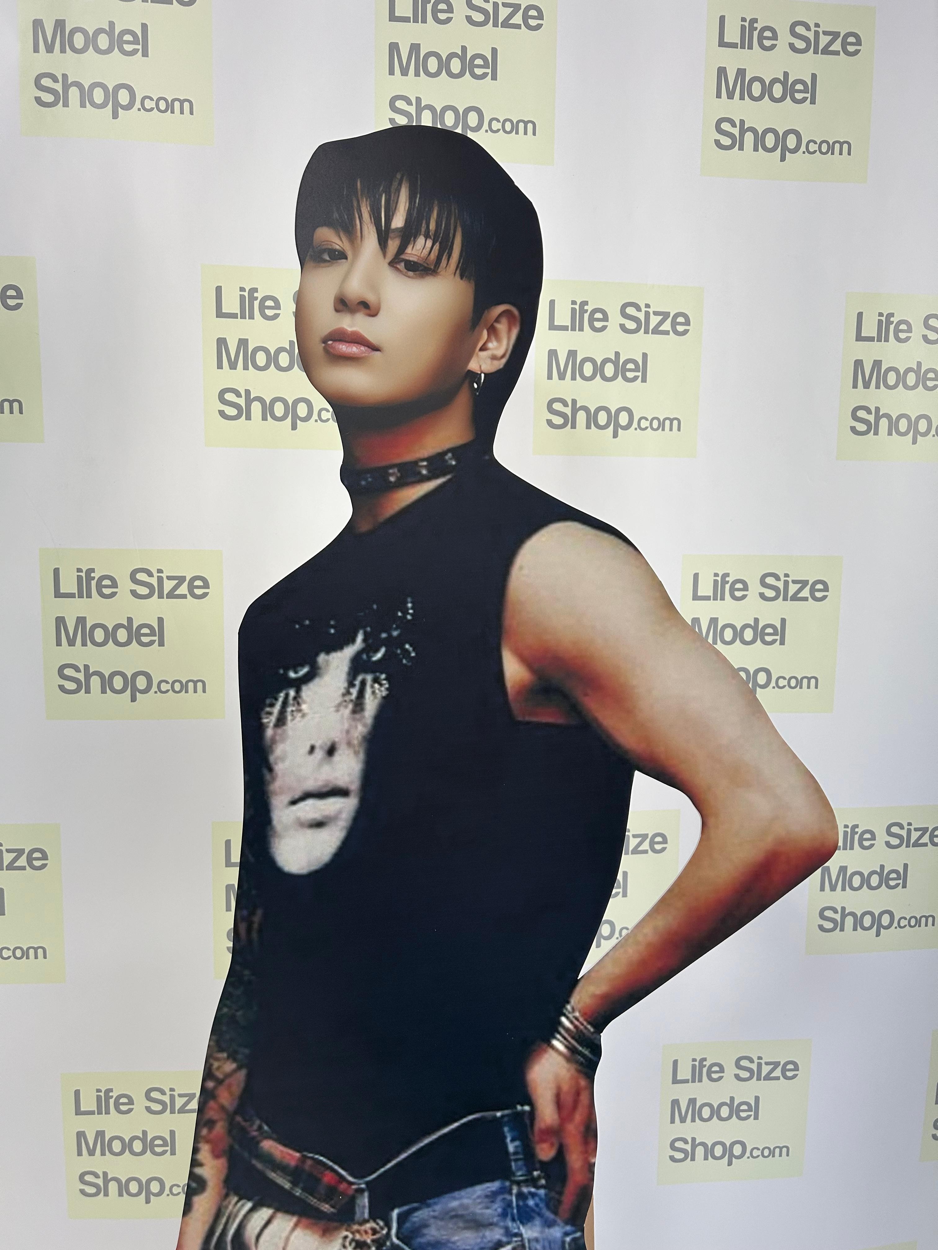 Modello di cartone ritagliato di Jungkook BTS 2025 Junkook a grandezza naturale