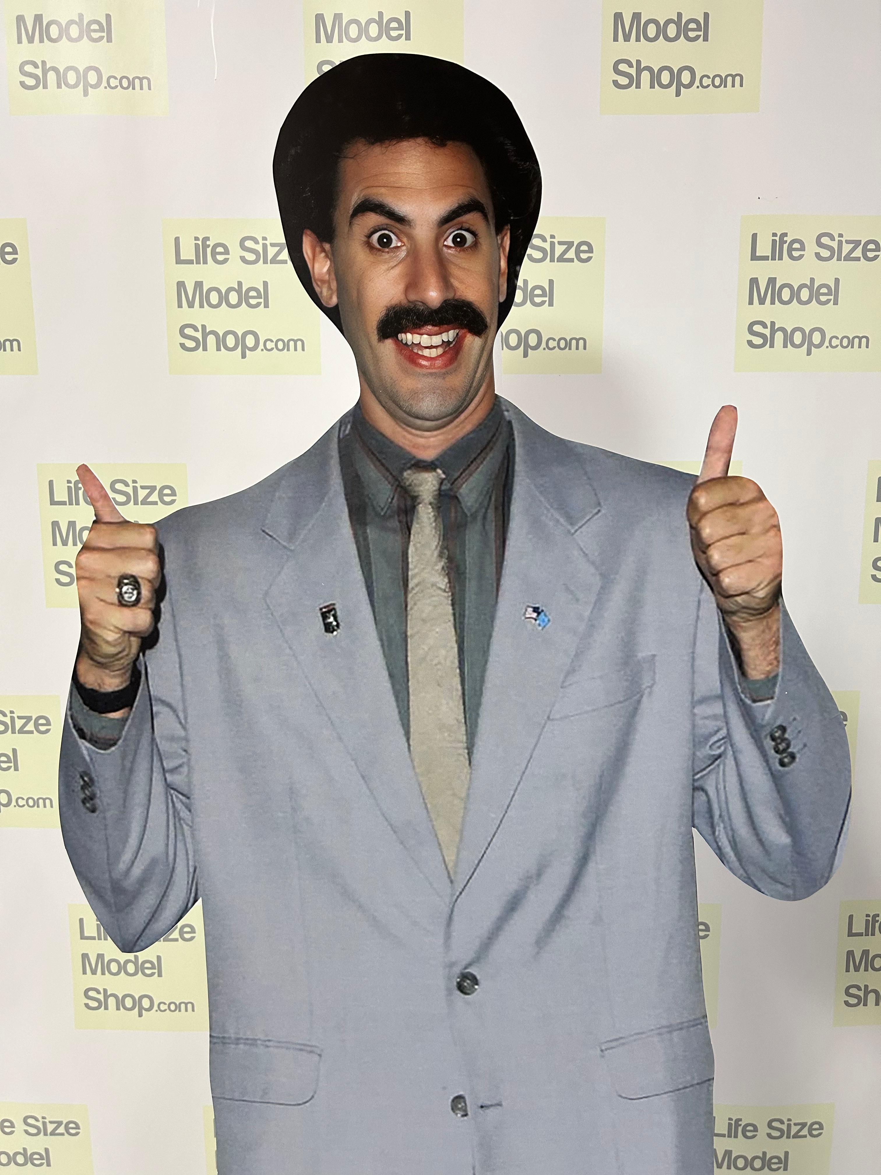 🇰🇿 Sagoma in cartone a grandezza naturale di Borat Sagdiyev – « Molto bello! »