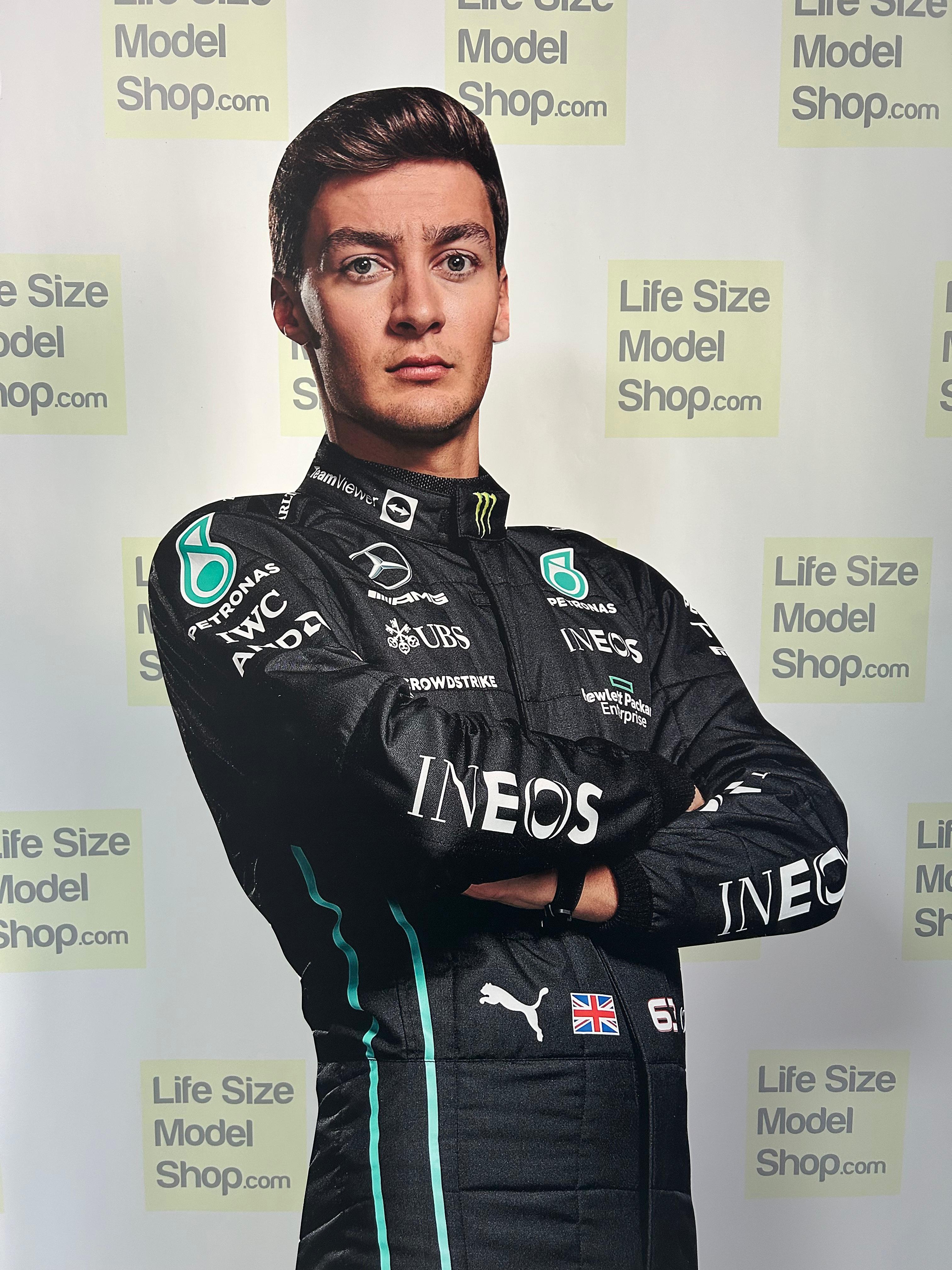 نموذج مقطوع من جورج راسل بحجم طبيعي لسائق سيارة سباق جورج