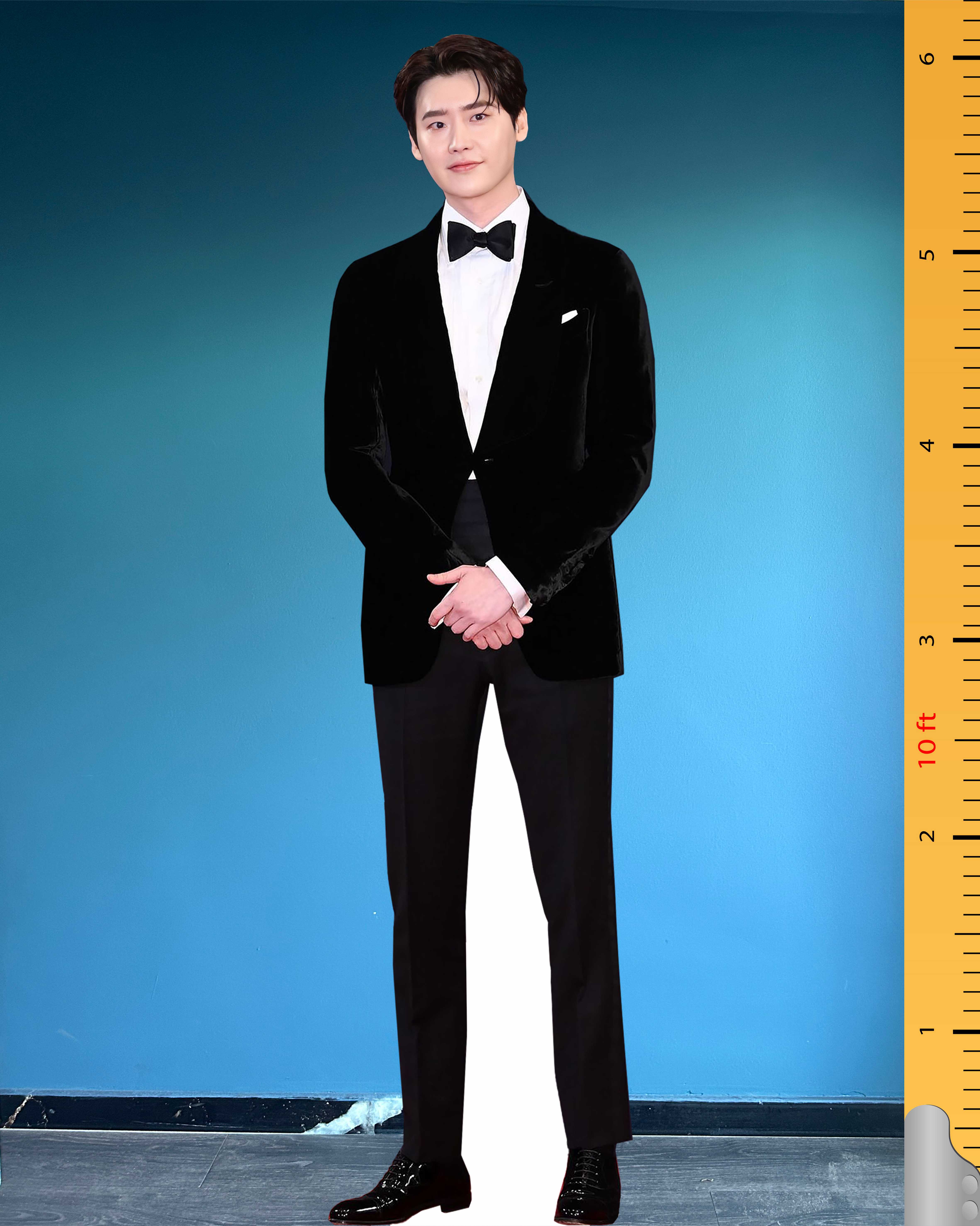 Taylor Swift w naturalnej wielkości, wycięta z tektury modelka Standee Midnight Body Suit na trasie koncertowej The Eras