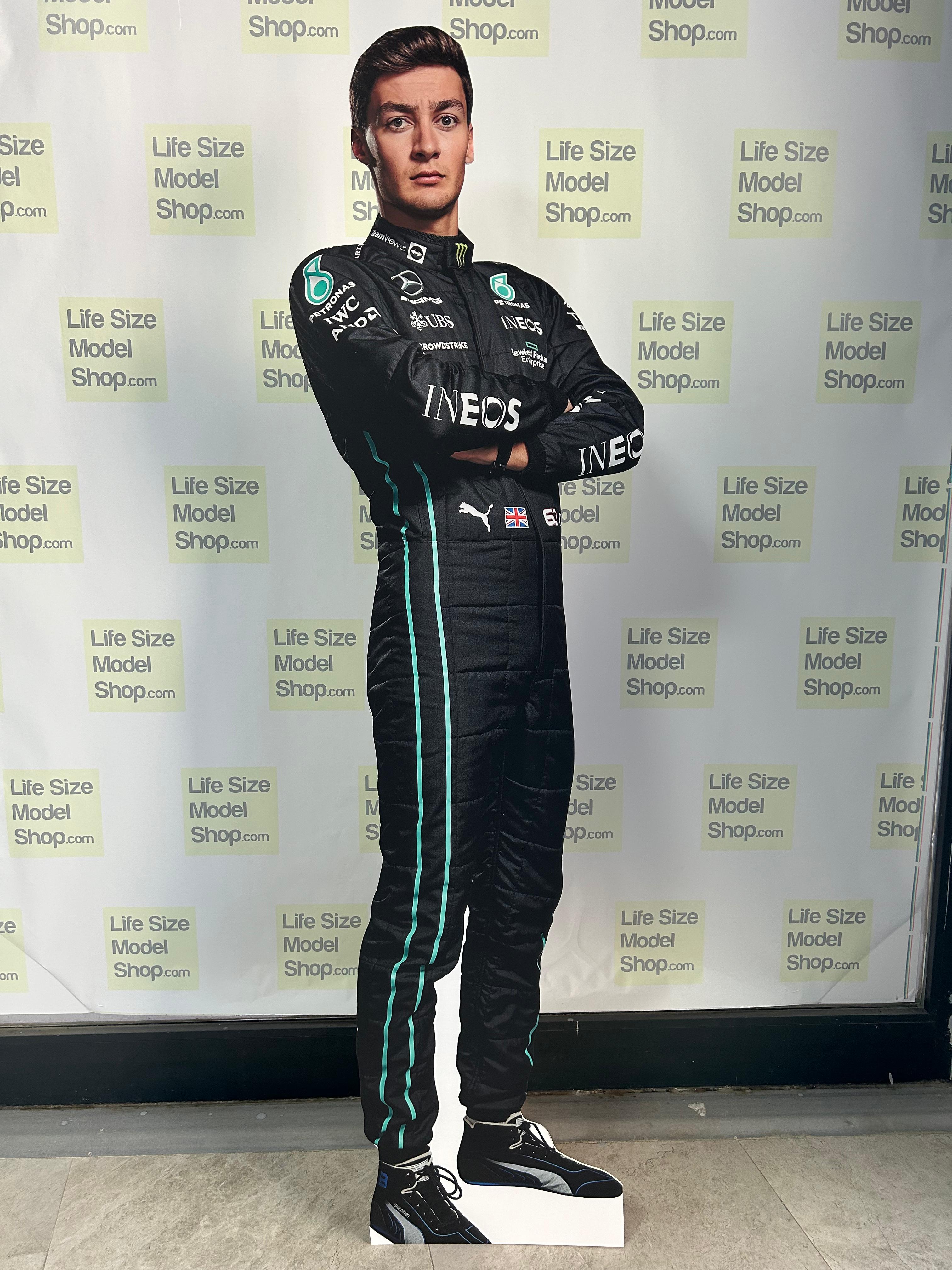 نموذج مقطوع من جورج راسل بحجم طبيعي لسائق سيارة سباق جورج