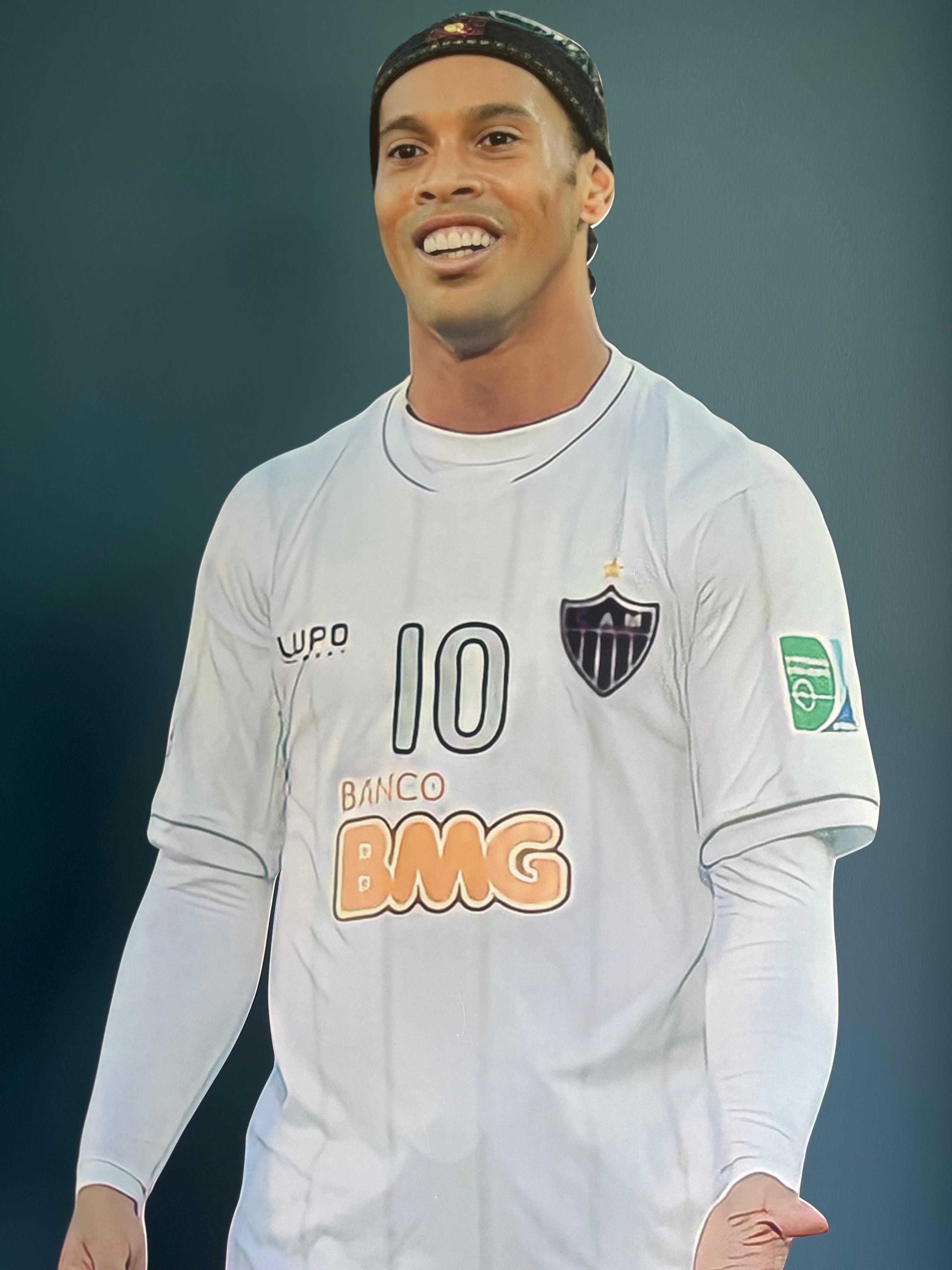 Modelo de cartón recortable de Ronaldinho en tamaño real