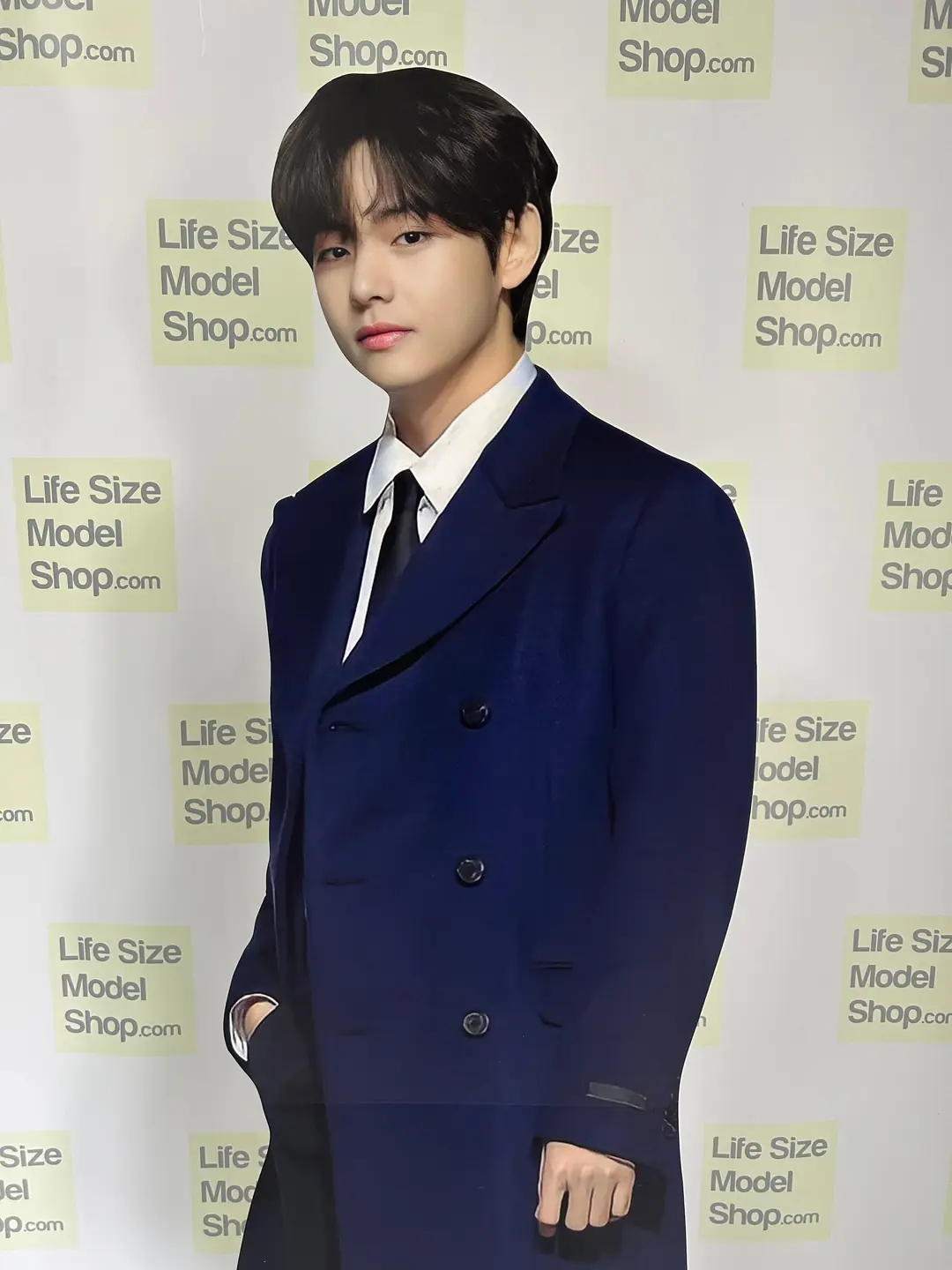 Standy A Grandezza Naturale Di Kim Tae-Hyung (V Dei BTS) – Espositore In Cartone 51x180 Cm