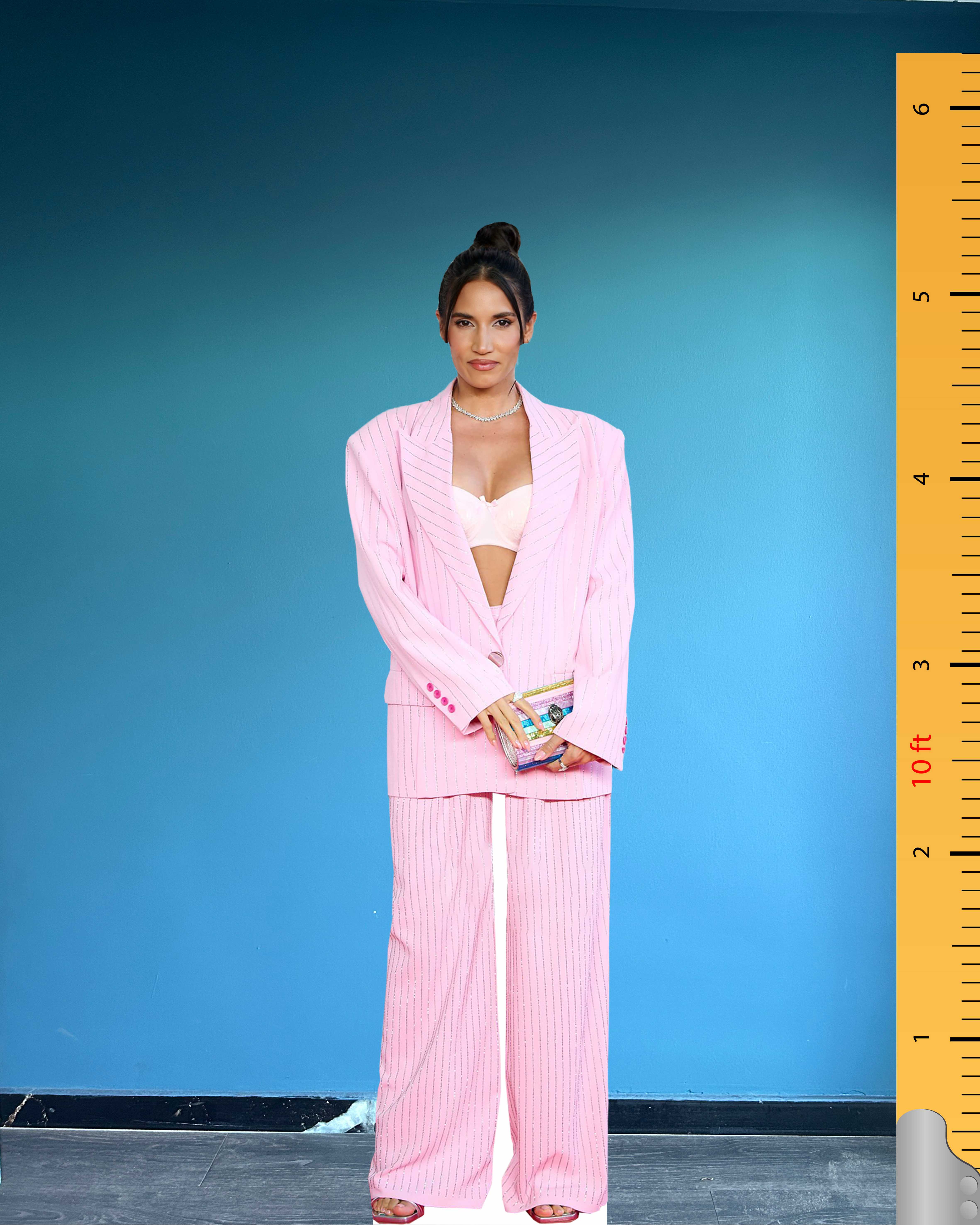 🍷 Kartonowa figura India Martínez w naturalnej wielkości – Edycja Czerwonego Dywanu ELLE Gourmet Awards