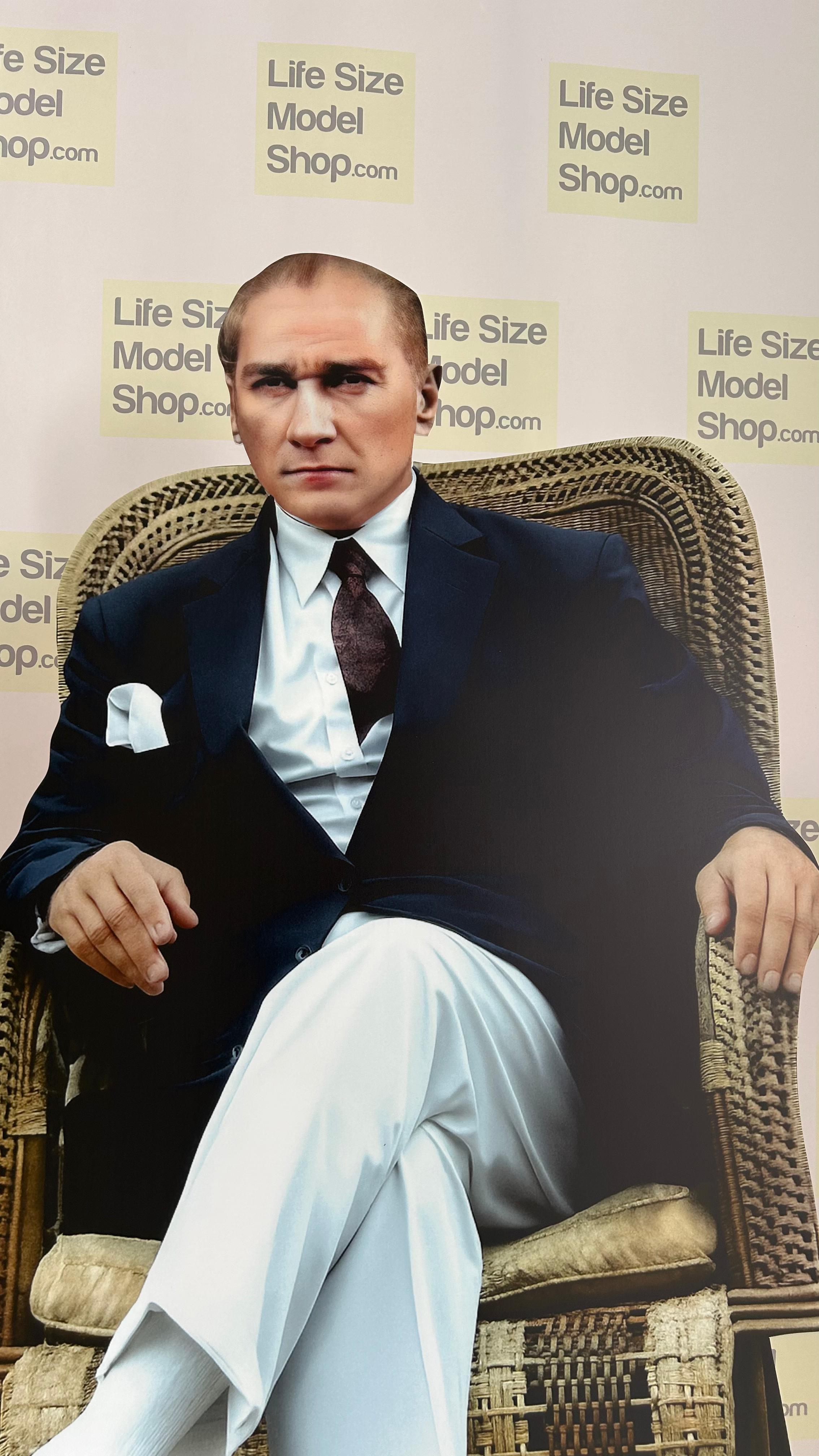 Baş Öğretmen Mustafa Kemal Atatürk Maketi Sandalyede Oturan Modeli Beyaz Pantolonlu