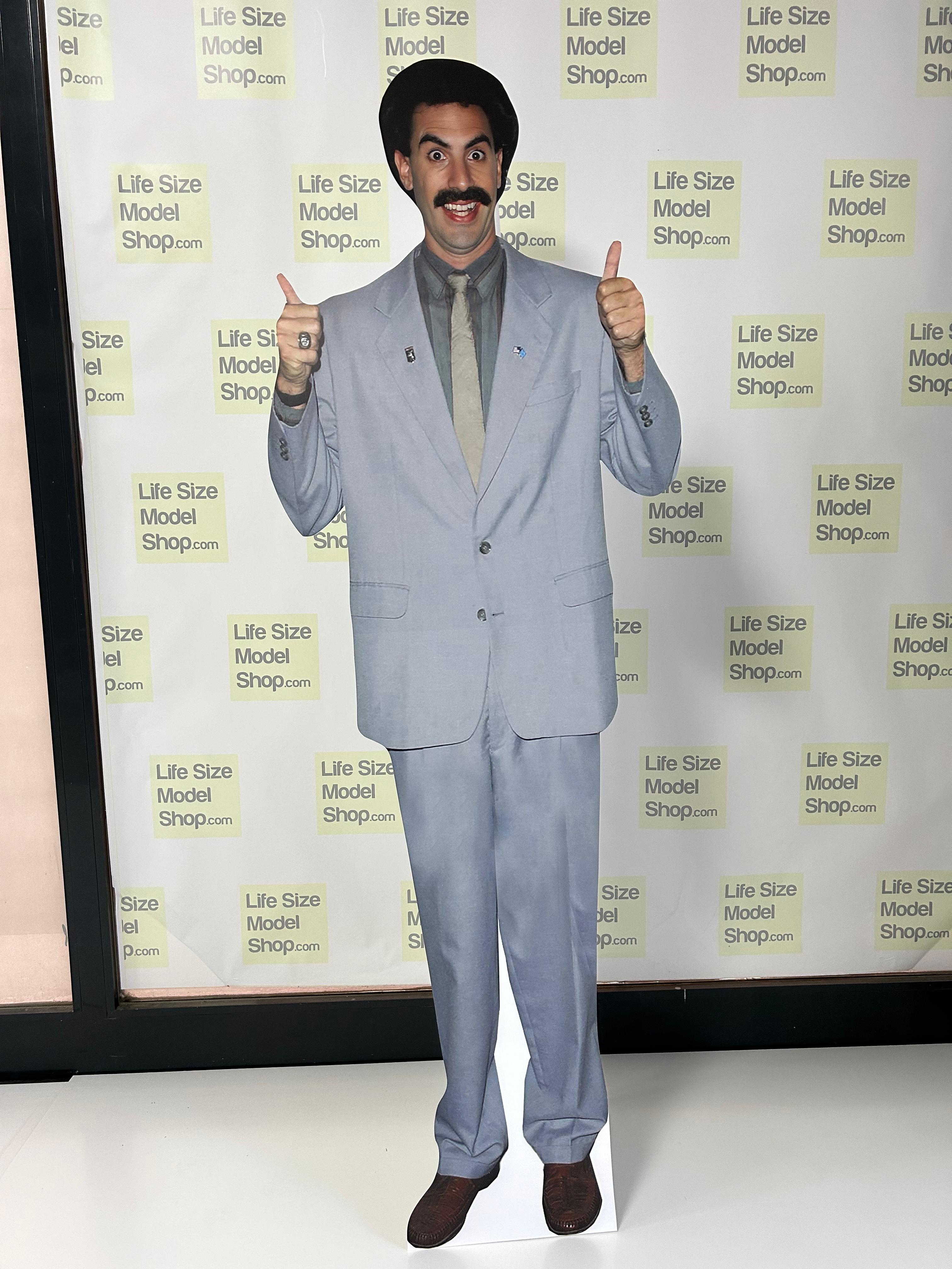 🇰🇿 Sagoma in cartone a grandezza naturale di Borat Sagdiyev – « Molto bello! »