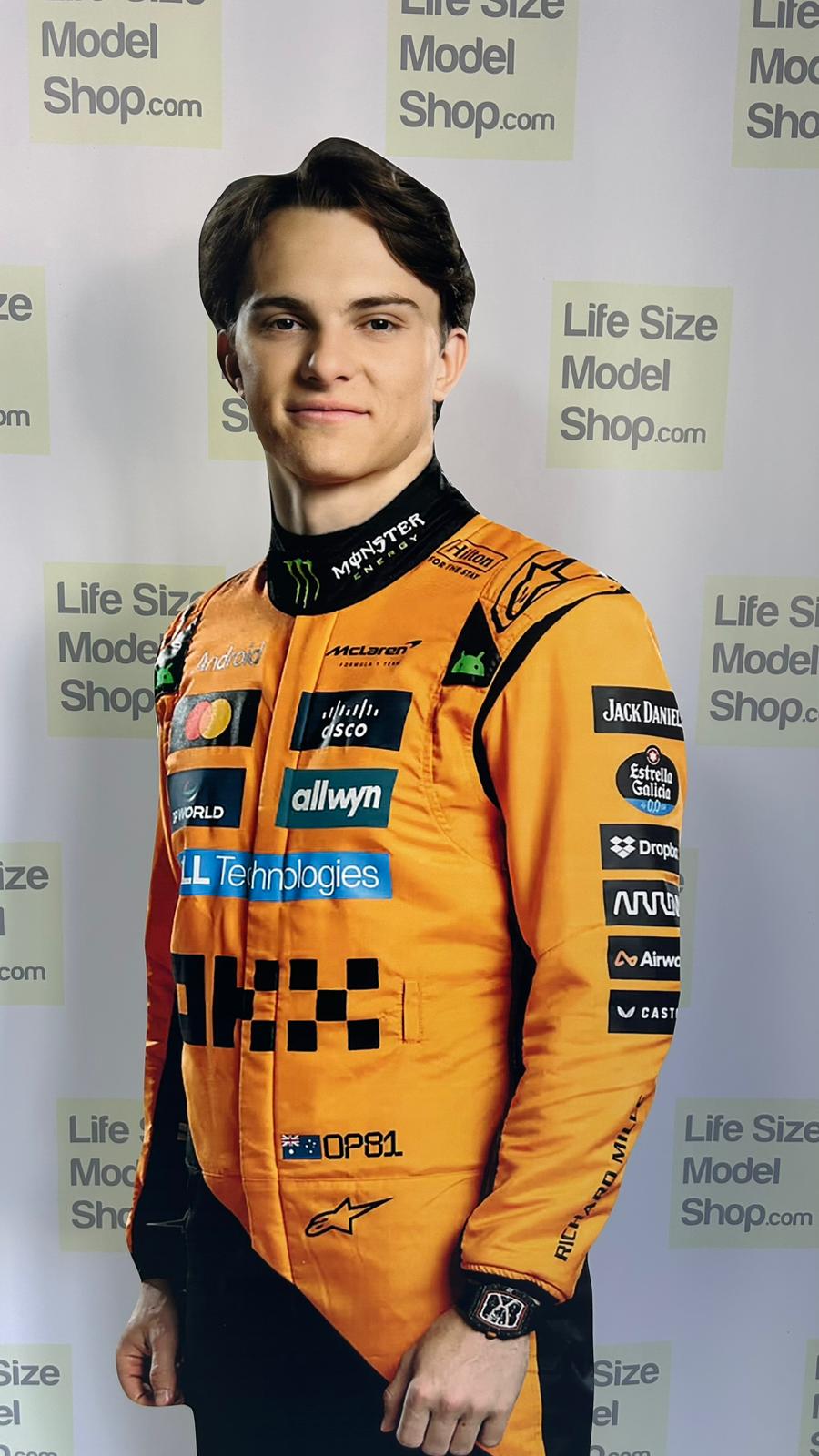 Modello di sagoma di cartone a grandezza naturale di Oscar Piastri, pilota di F1 in piedi in plastica