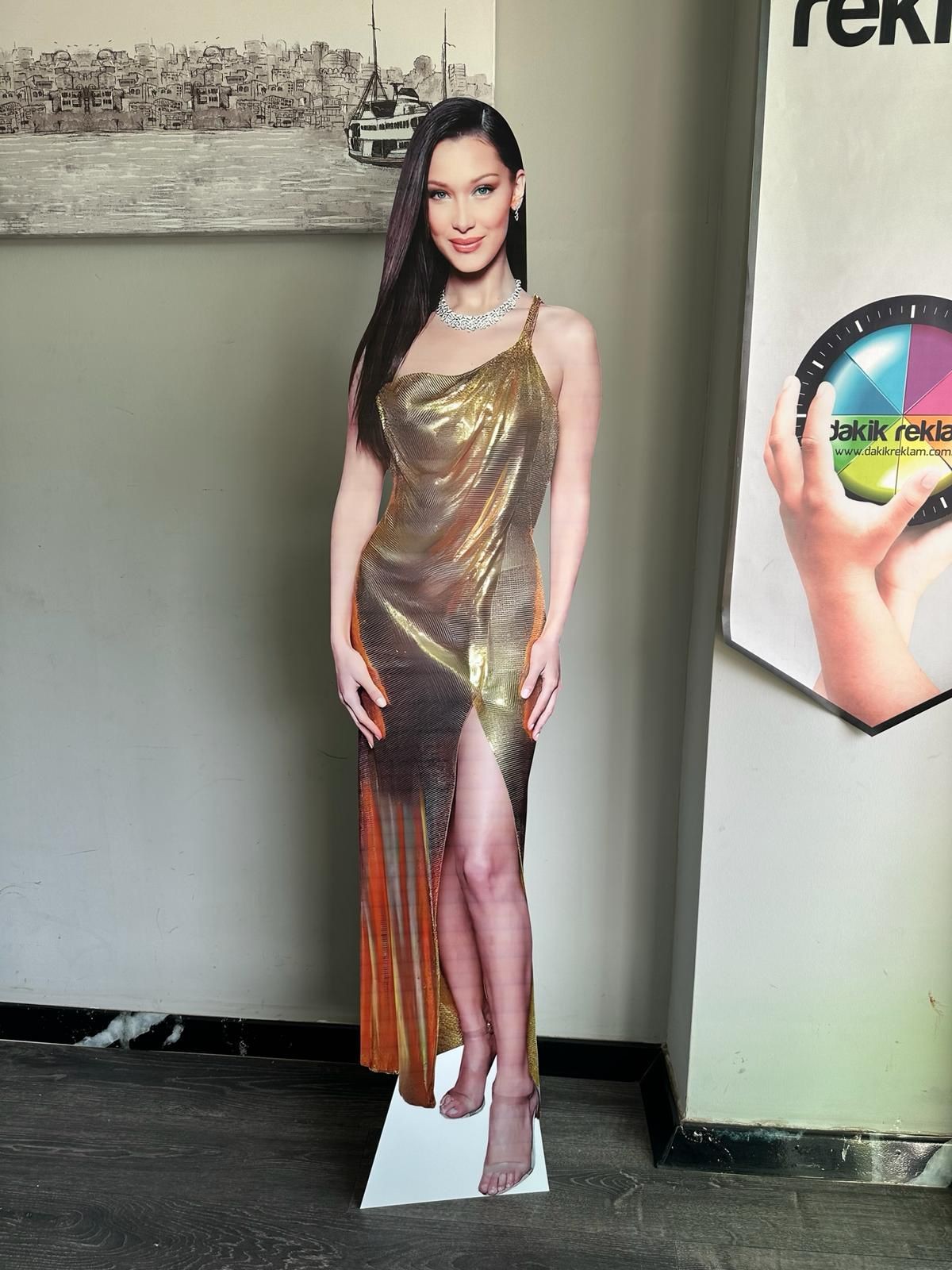 Bella Hadid Recorte de papelão em tamanho real / Modelo de standee