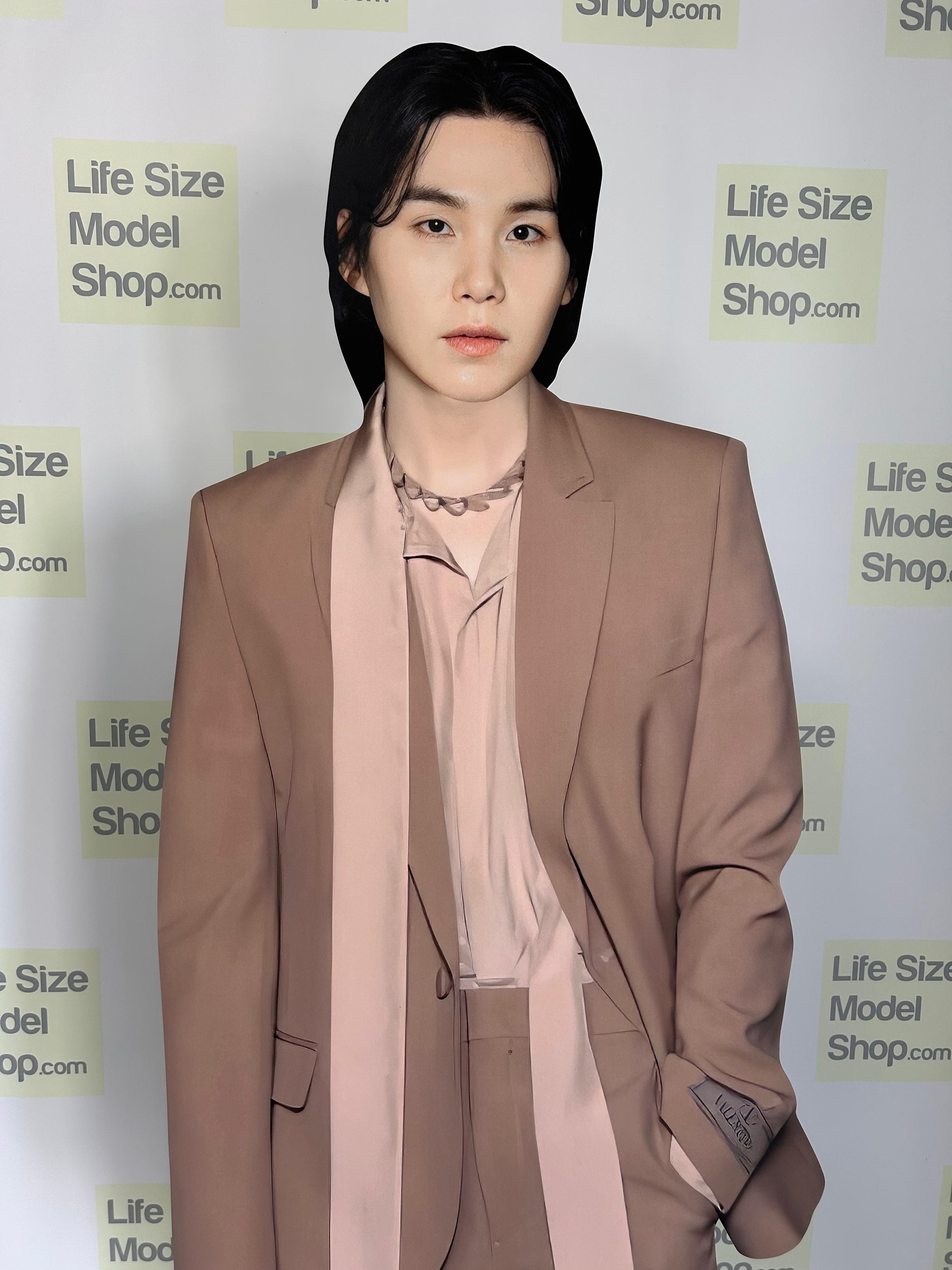 Figura de plástico de tamaño real de Suga Min Yoon gi, figura de cartón recortada, figura de cartón de BTS Suga