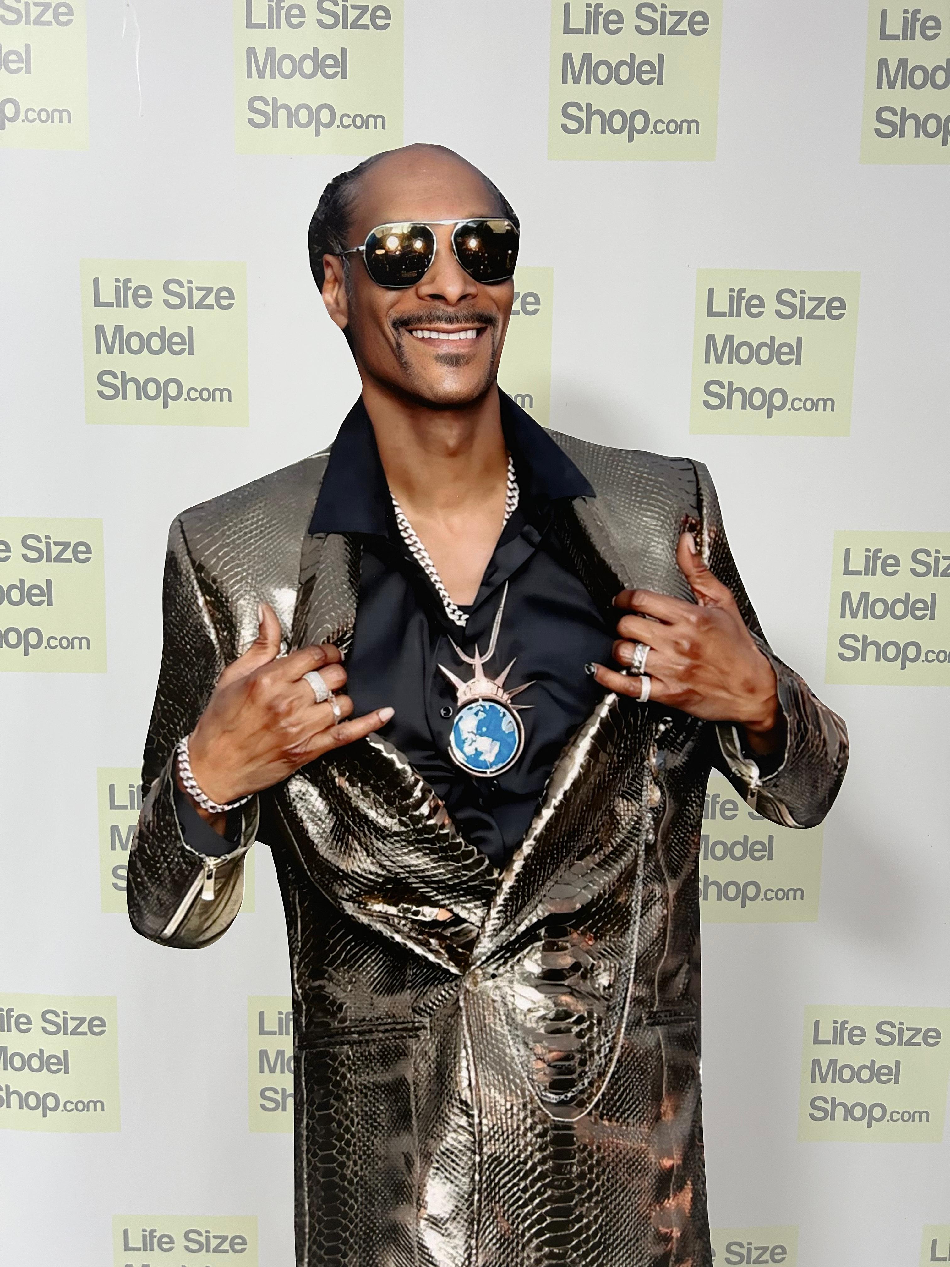 ⭐ Snoop Dogg Pappfigur – Lebensgroßes Standmodell des amerikanischen Rappers Snoop Dogg in goldenem Outfit