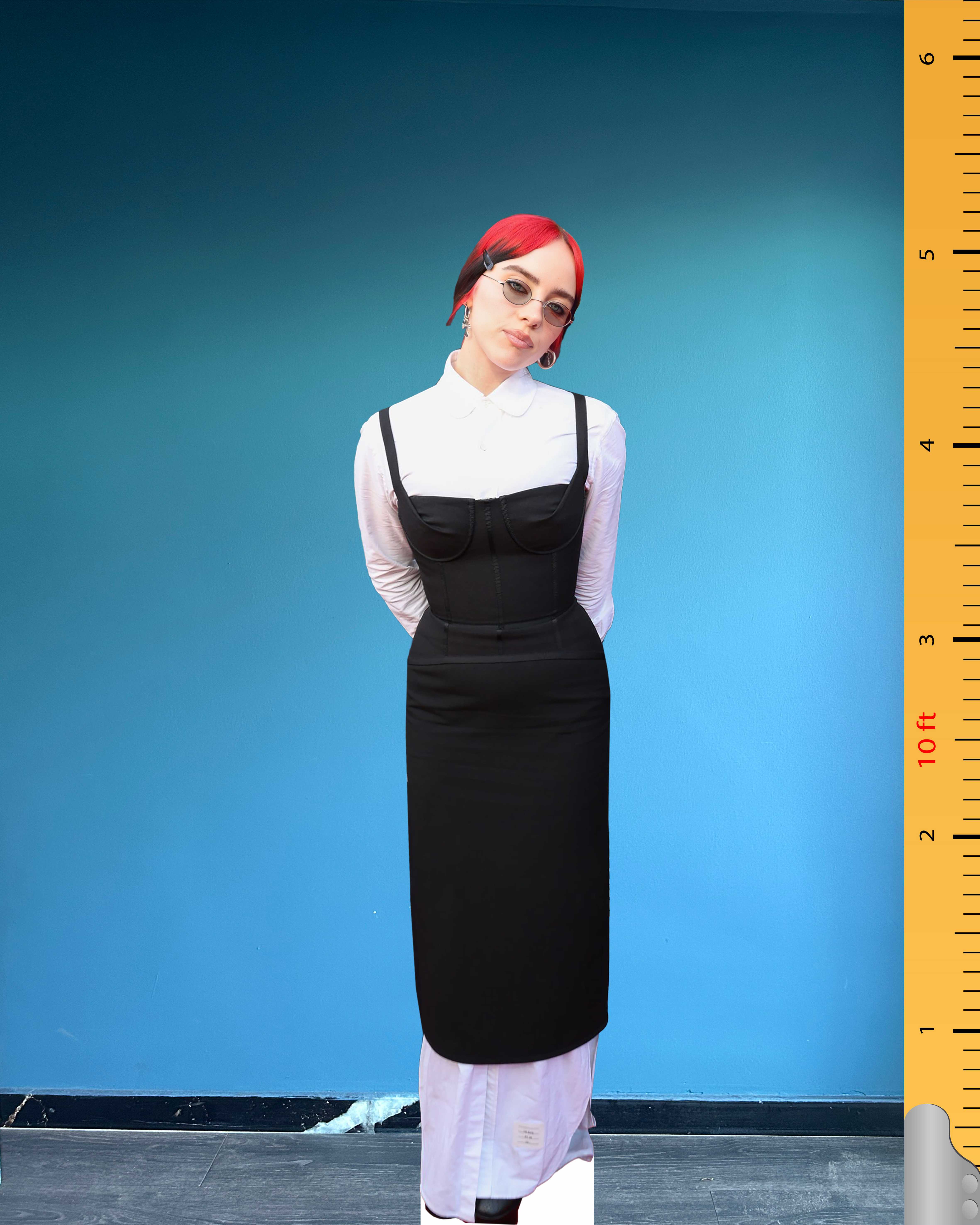 Taylor Swift w naturalnej wielkości, wycięta z tektury modelka Standee Midnight Body Suit na trasie koncertowej The Eras