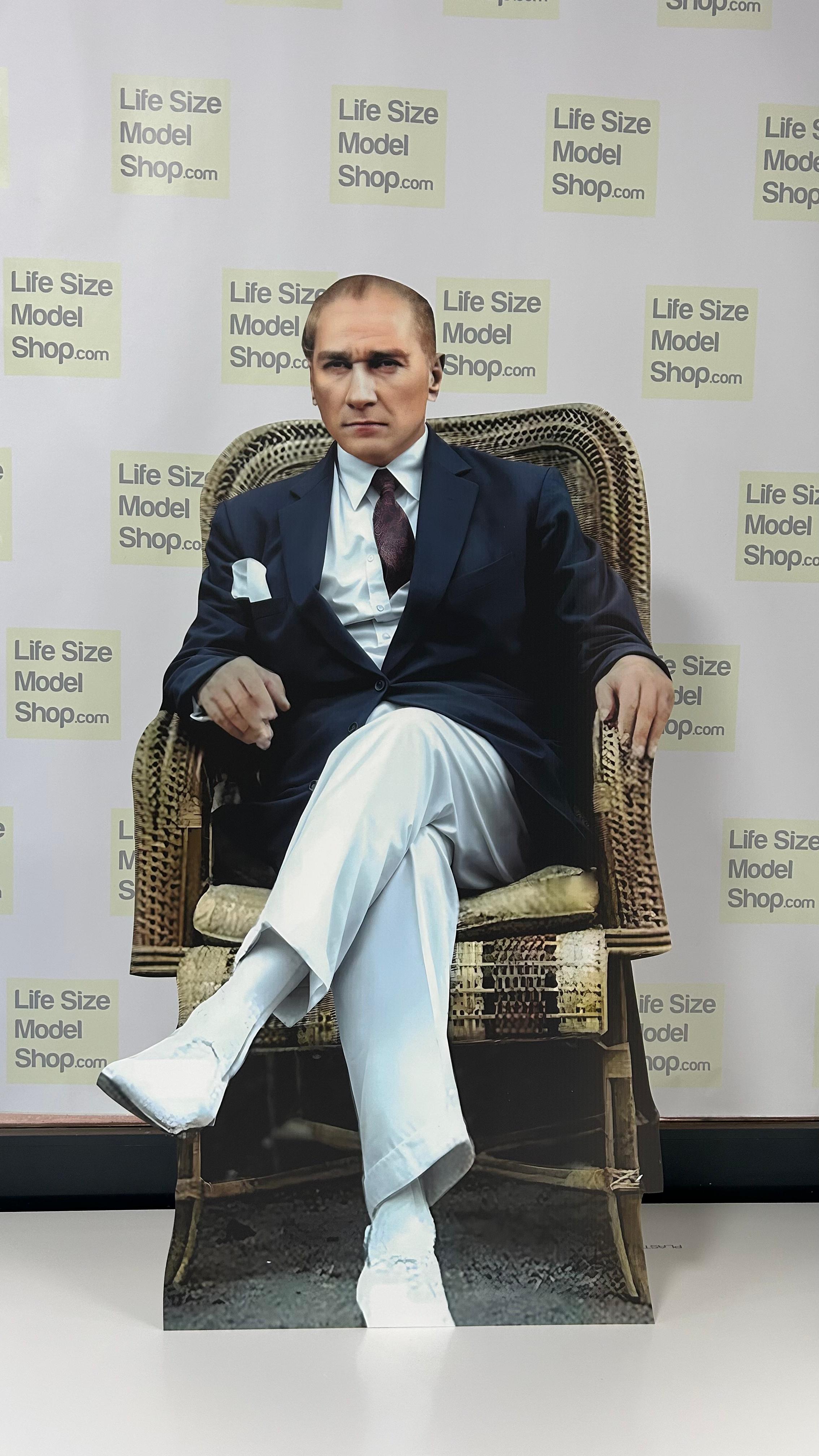 Baş Öğretmen Mustafa Kemal Atatürk Maketi Sandalyede Oturan Modeli Beyaz Pantolonlu