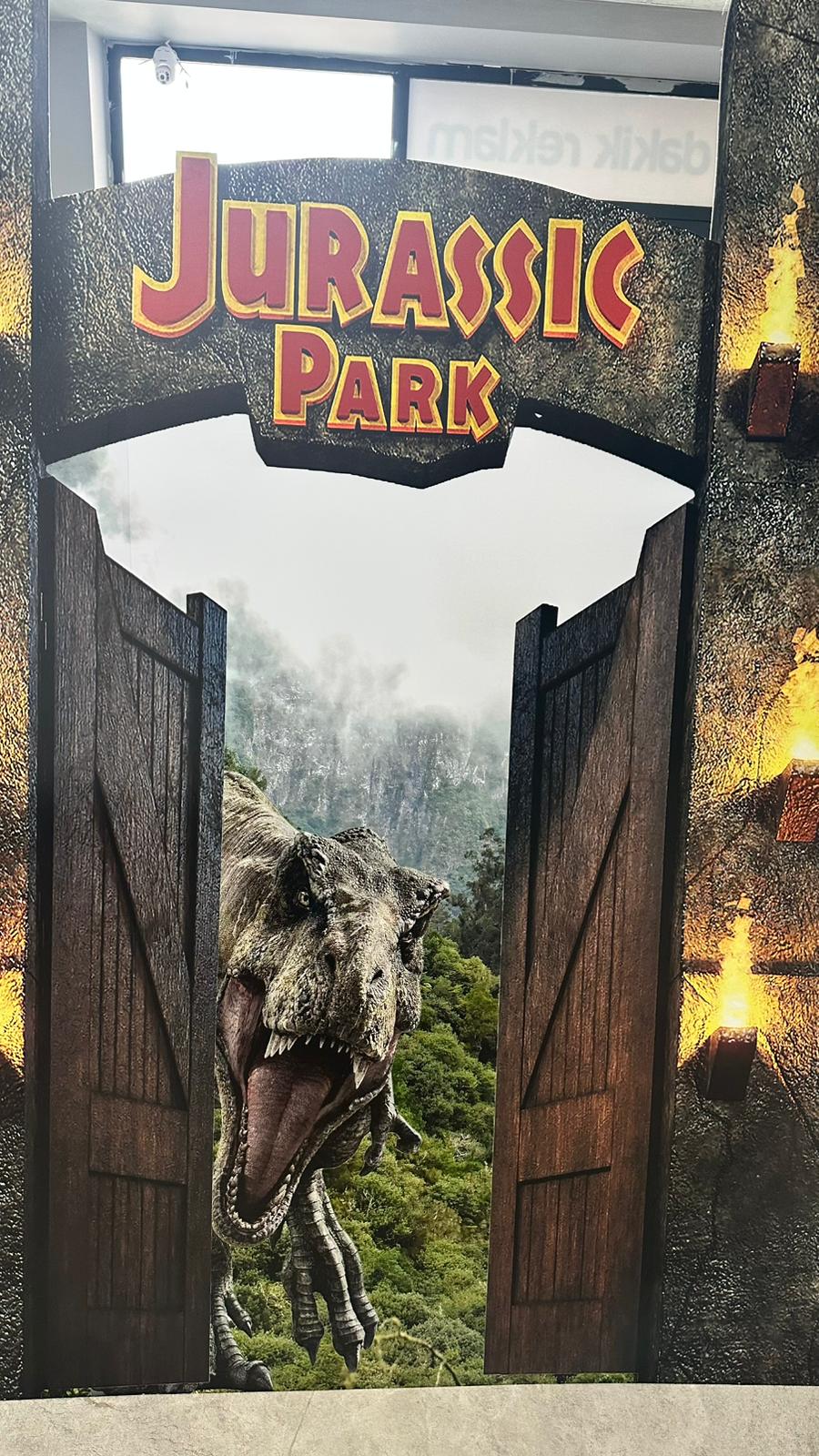 Tło z nadrukiem w stylu Jurassic Park, tablica organizacyjna, dekoracja urodzinowa