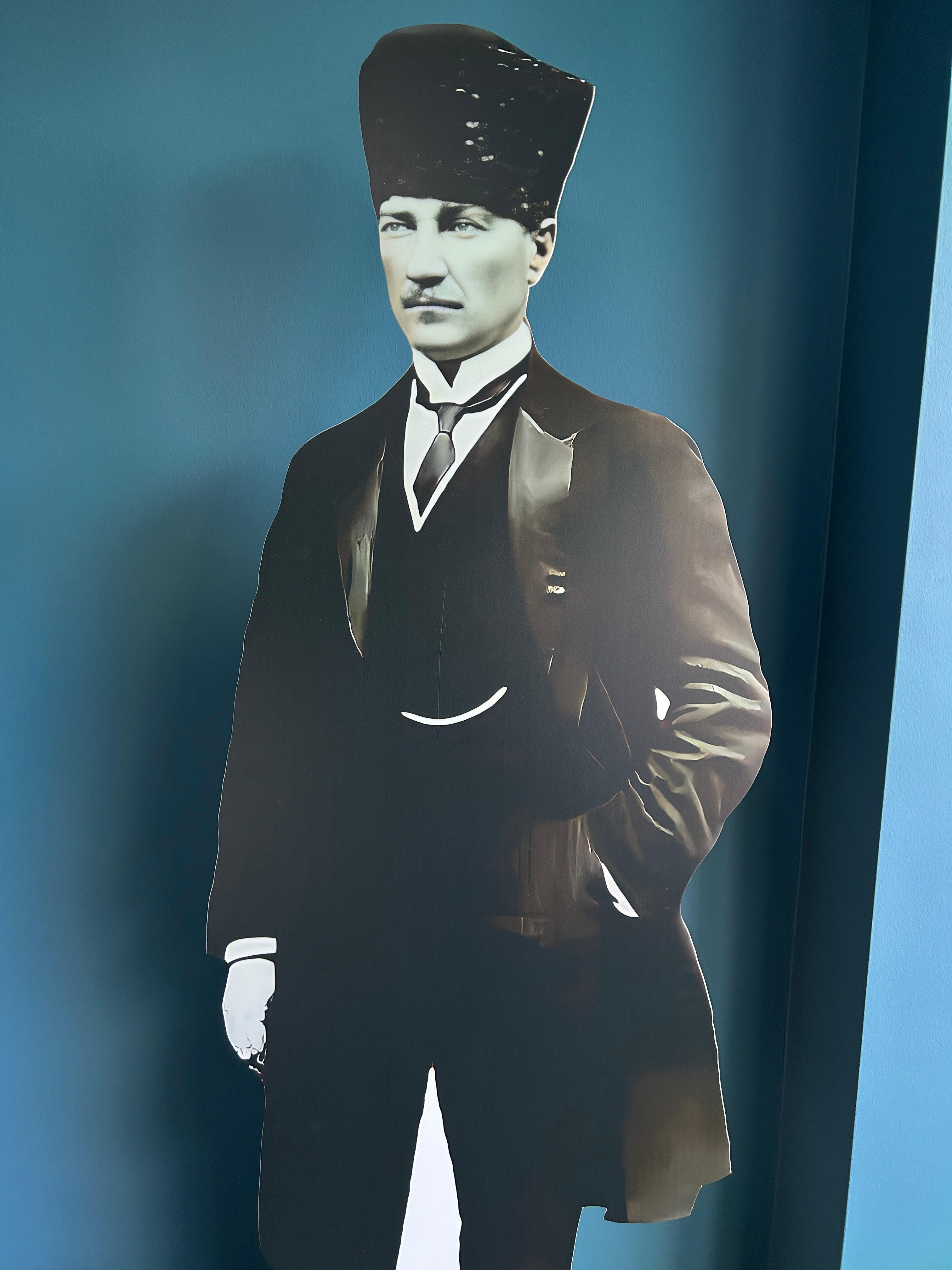 Kalpaklı Atatürk Maketi Ayaklı Tam Boy Mustafa Kemal Atatürk Maketi Siyah Eli Cebinde Kalpaklı Model