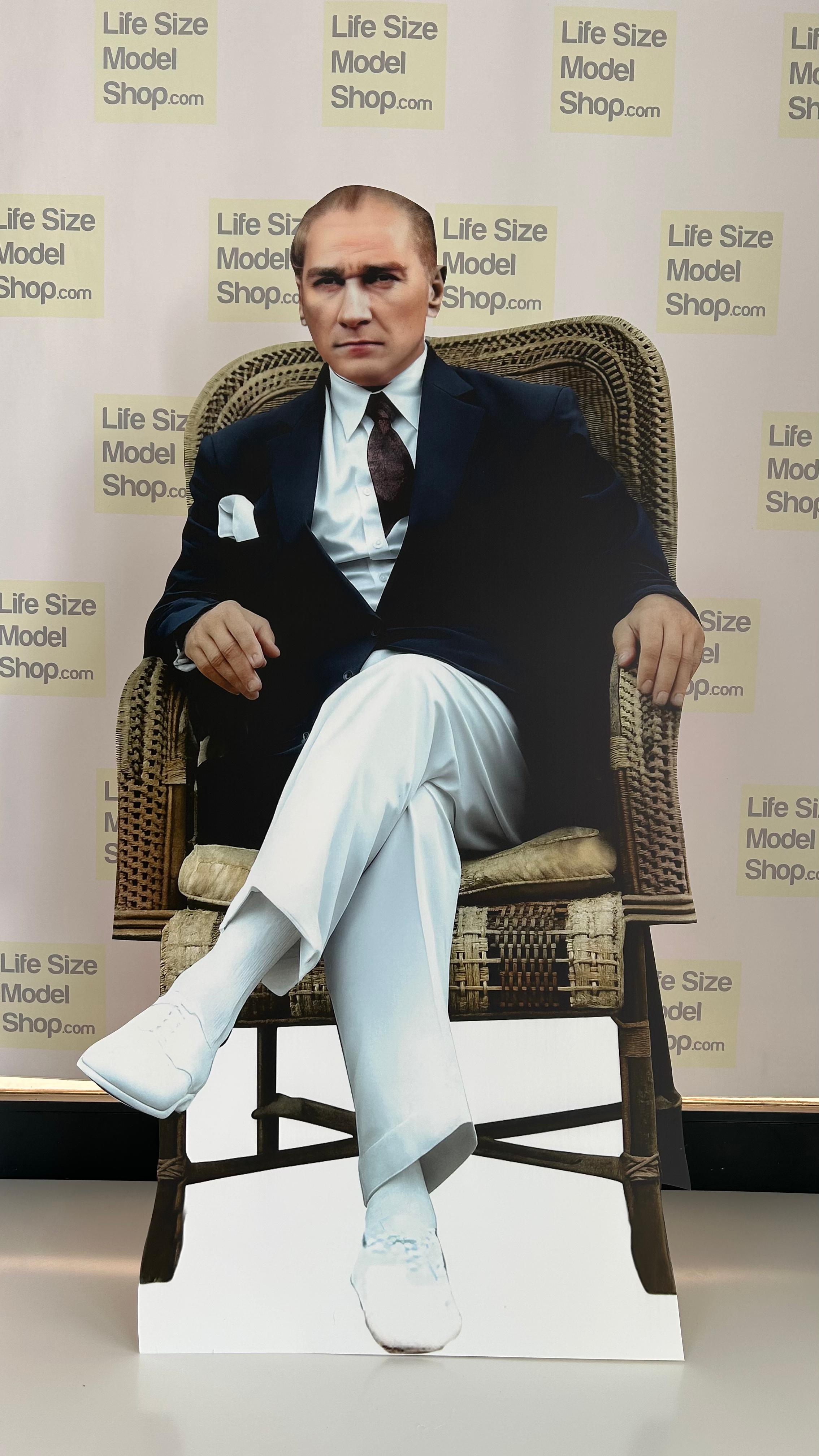 Baş Öğretmen Mustafa Kemal Atatürk Maketi Sandalyede Oturan Modeli Beyaz Pantolonlu