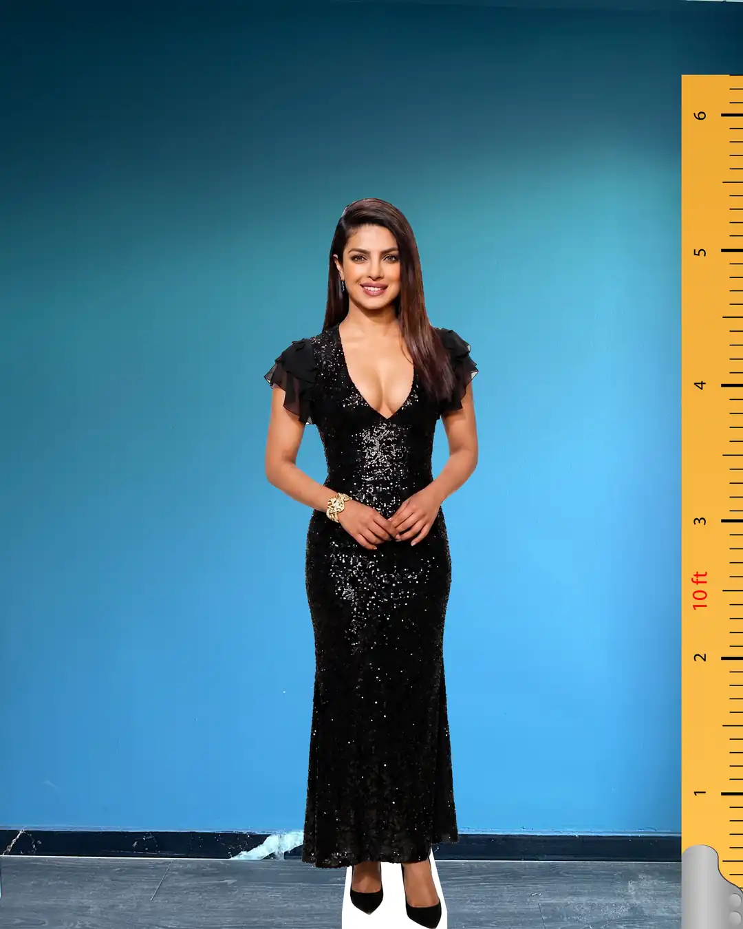 priyanka chopra cut out dress So how did Priyanka Chopra keep that dress cut down to there from slipping?