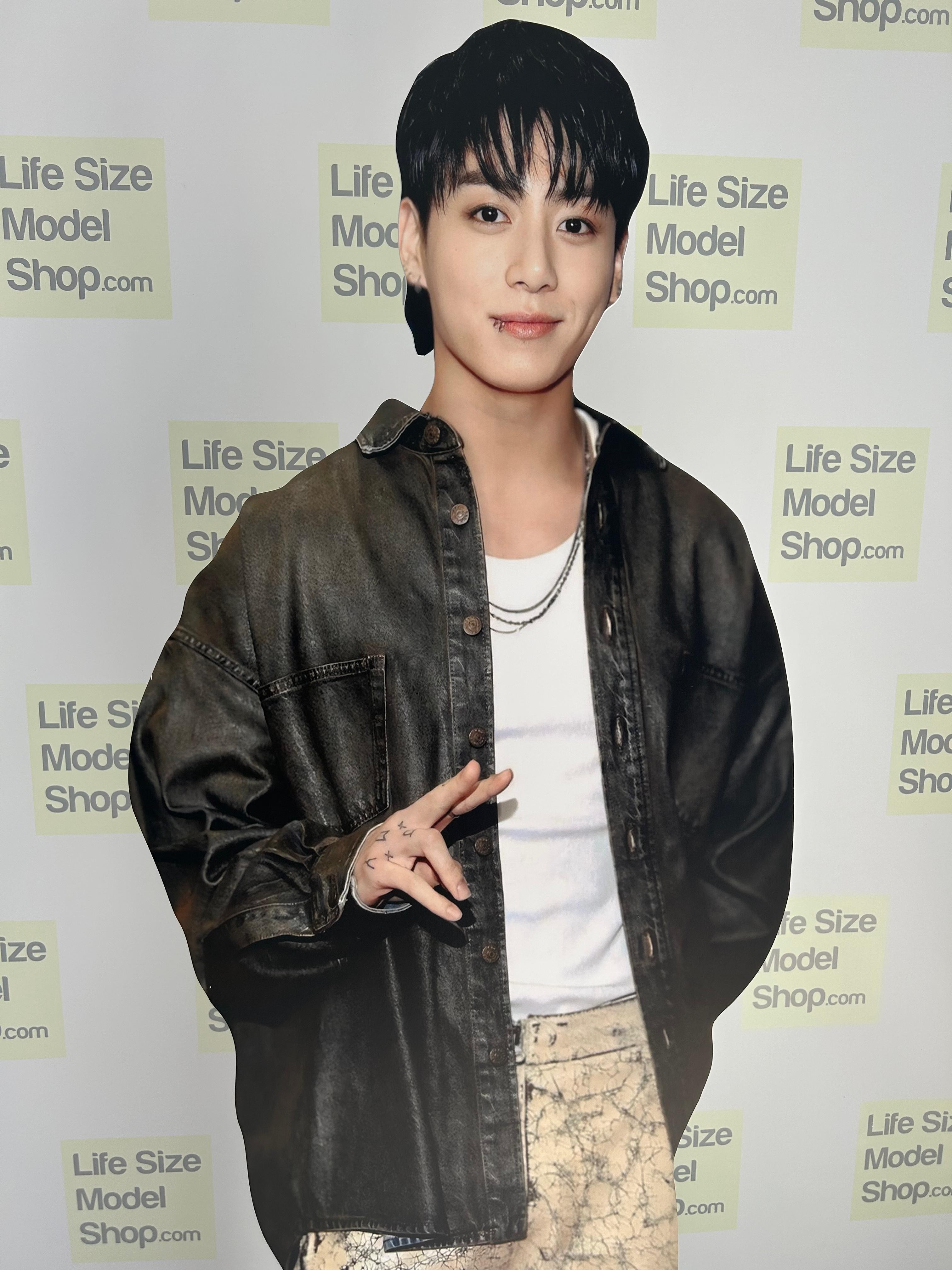نموذج مقطوع من الورق المقوى لجونغكوك من فرقة K-POP BTS، نموذج مقطوع بالحجم الطبيعي لجونغكوك وهو جندي مموه
