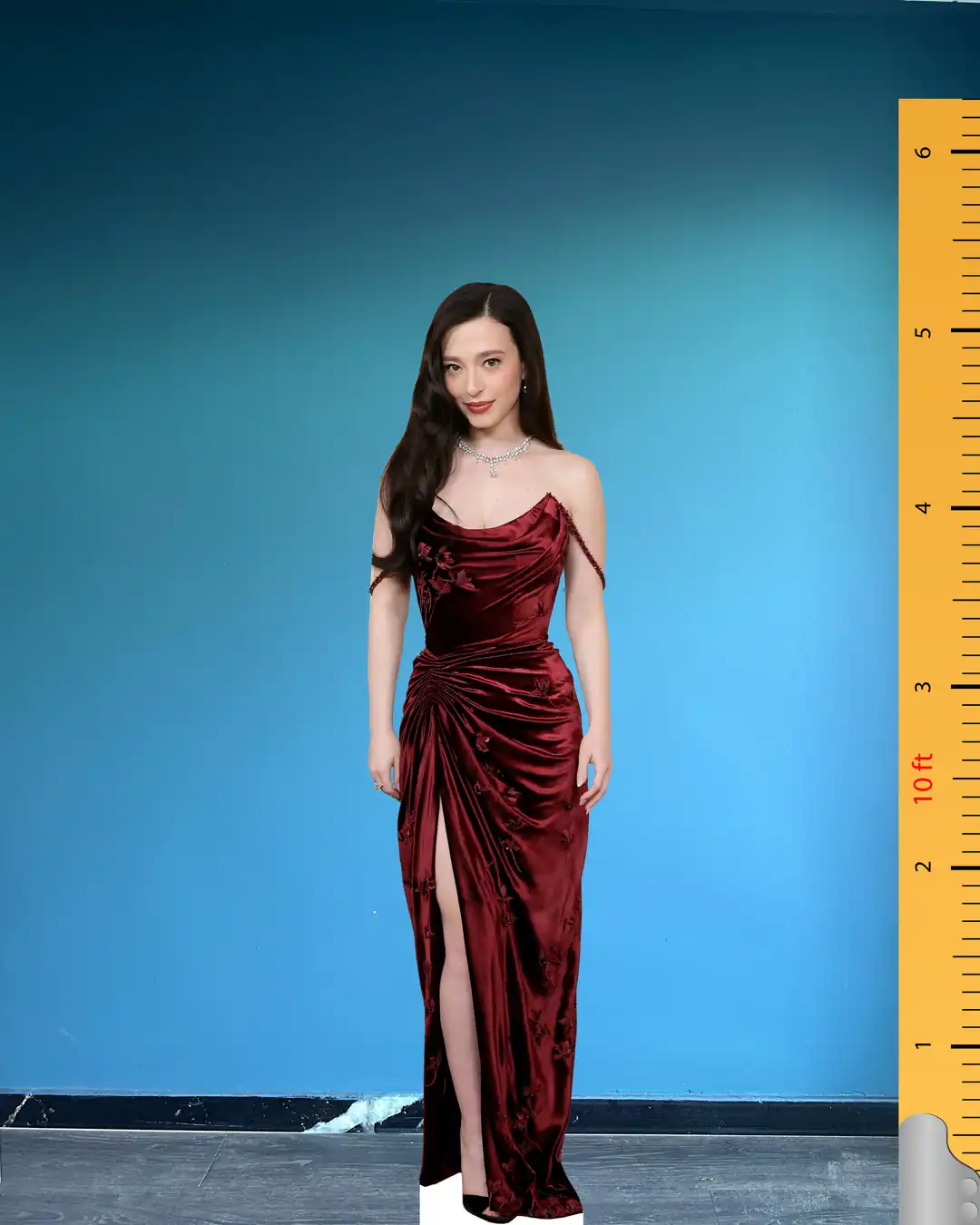 Silhouette Grandeur Nature Mikey Madison En Robe Rouge - Celebrity Cutouts