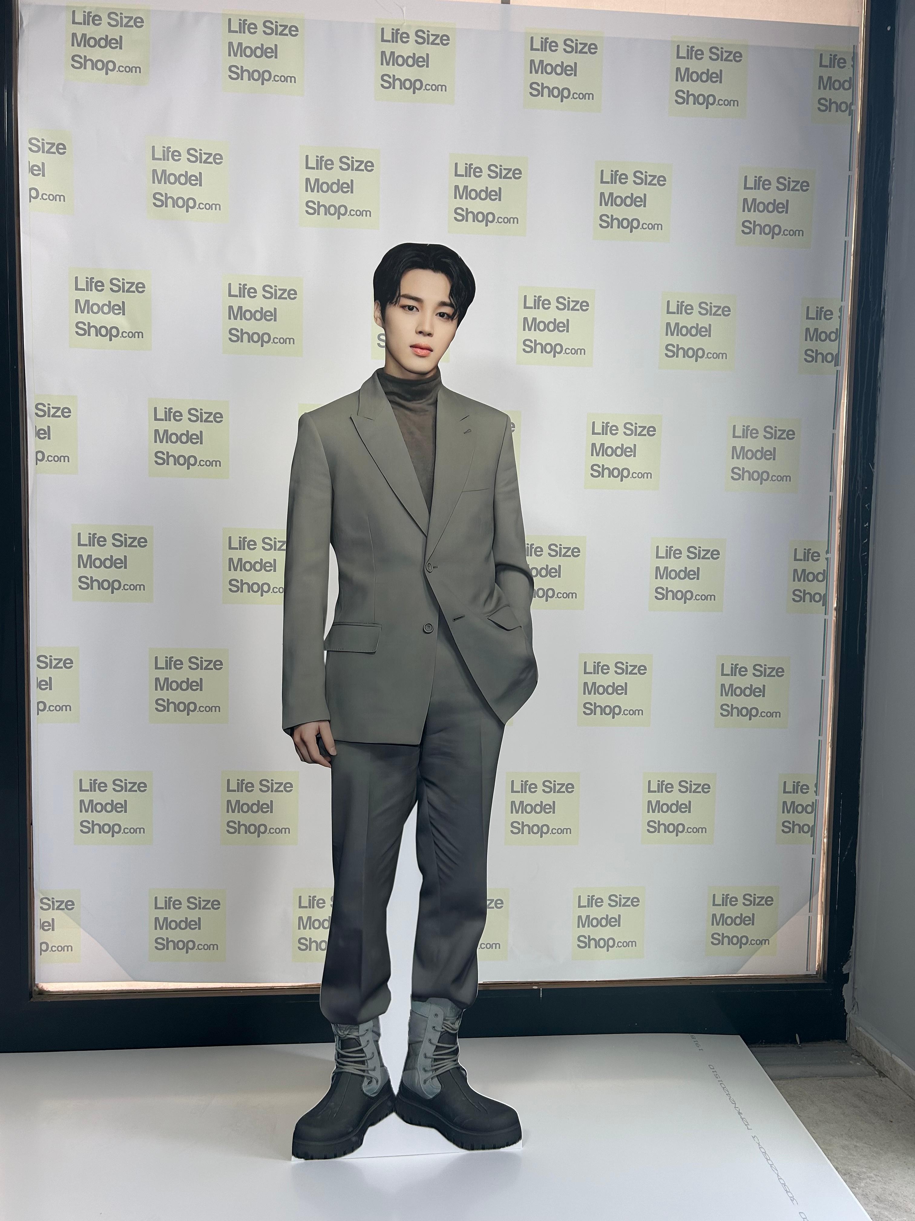 Jimin dans un costume en carton découpé modèle BTS Group Park Jimin modèle en carton K POP Jimin Mockup Figure