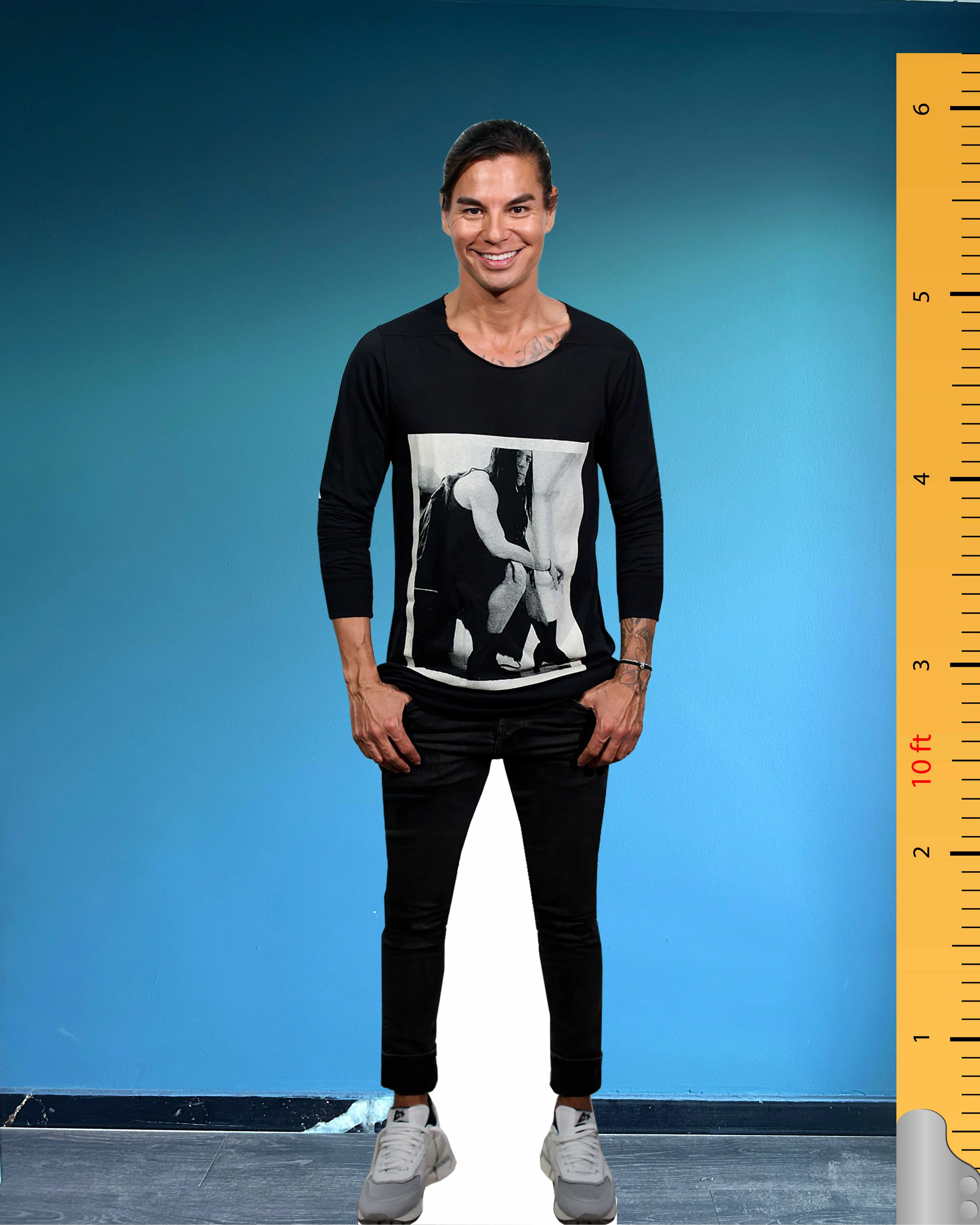 🎤 Kartonowa figura Julio Iglesiasa Jr. w naturalnej wielkości – Edycja Celebryta