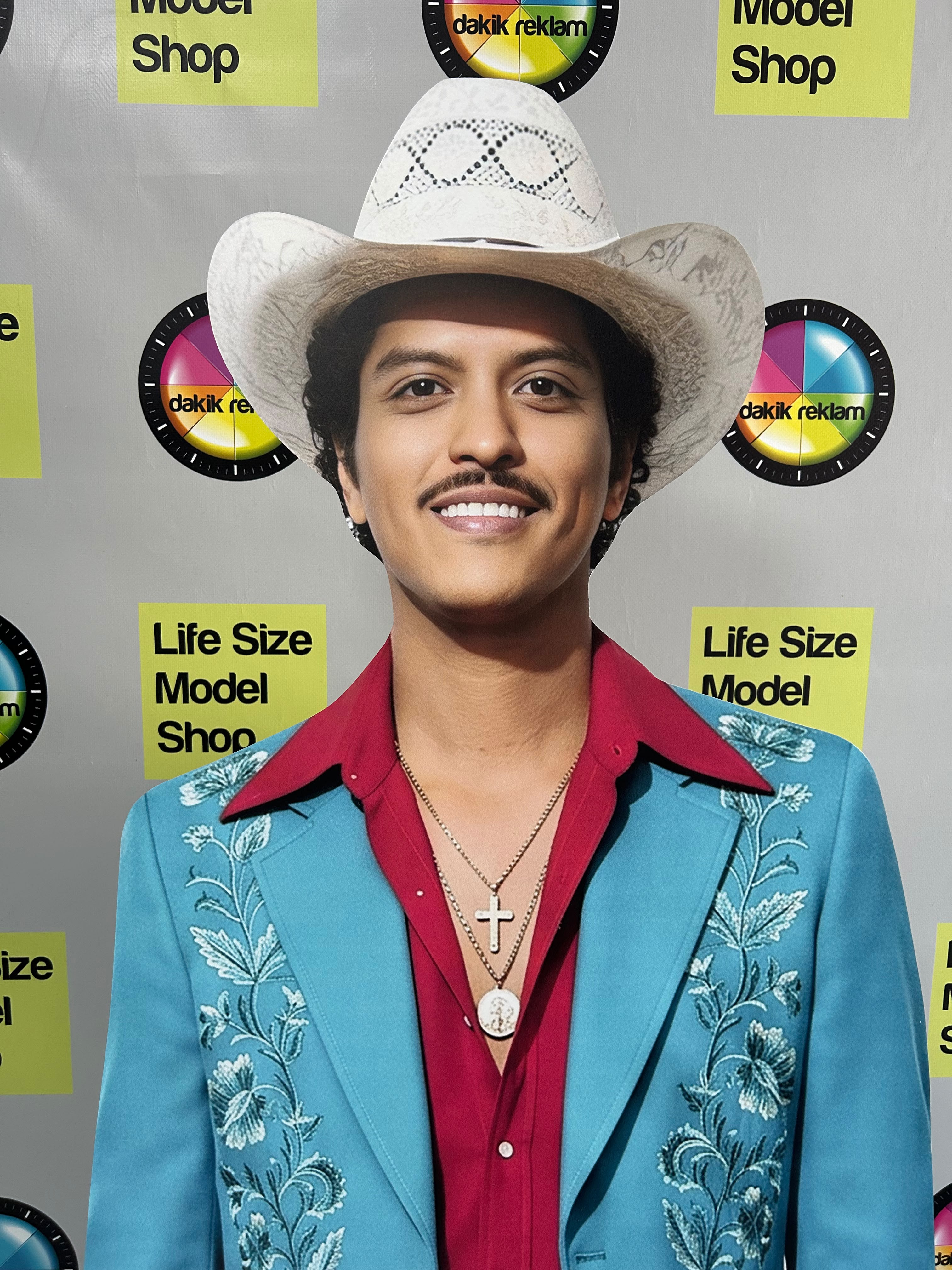 抽象的 brunomars Bruno Mars Maketi Gerçek Boy – İkonik Tarz ve Güneş Gözlüklü Özel