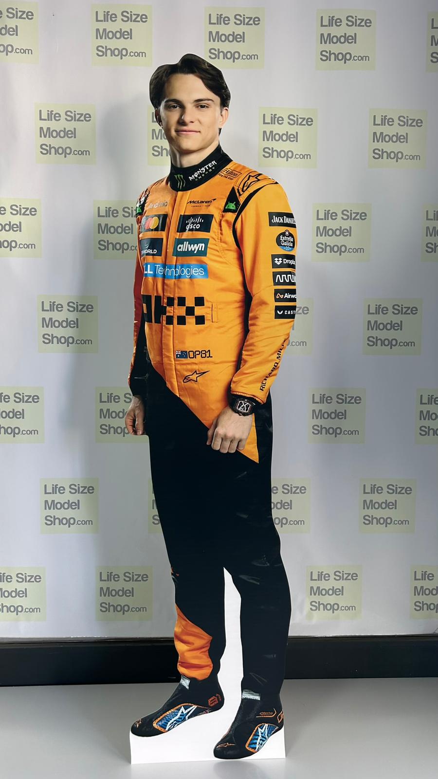 Modello di sagoma di cartone a grandezza naturale di Oscar Piastri, pilota di F1 in piedi in plastica