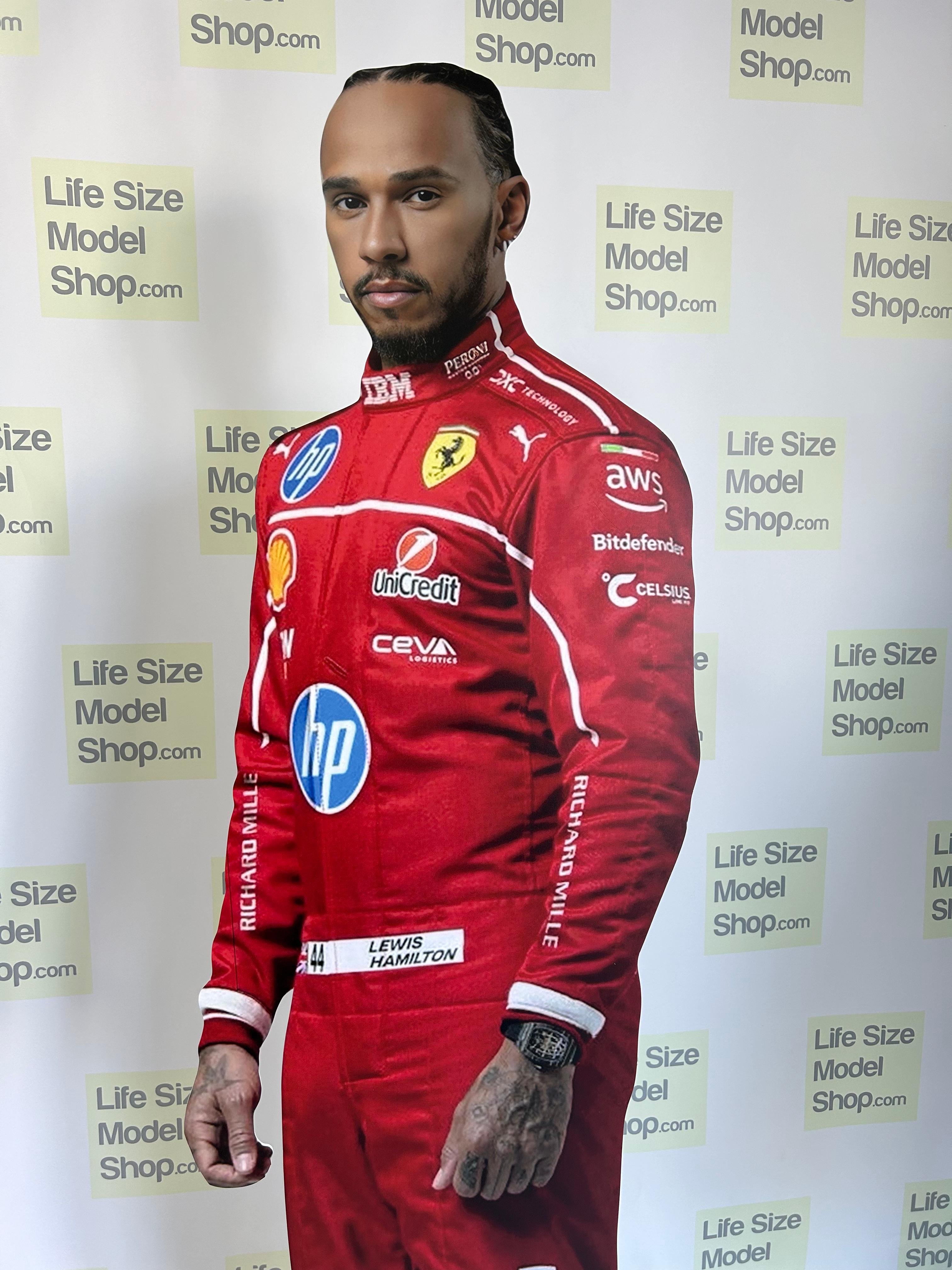 Modelo de papelão recortado de Lewis Hamilton, uniforme vermelho, piloto, modelo em tamanho real de Lewis Hamilton