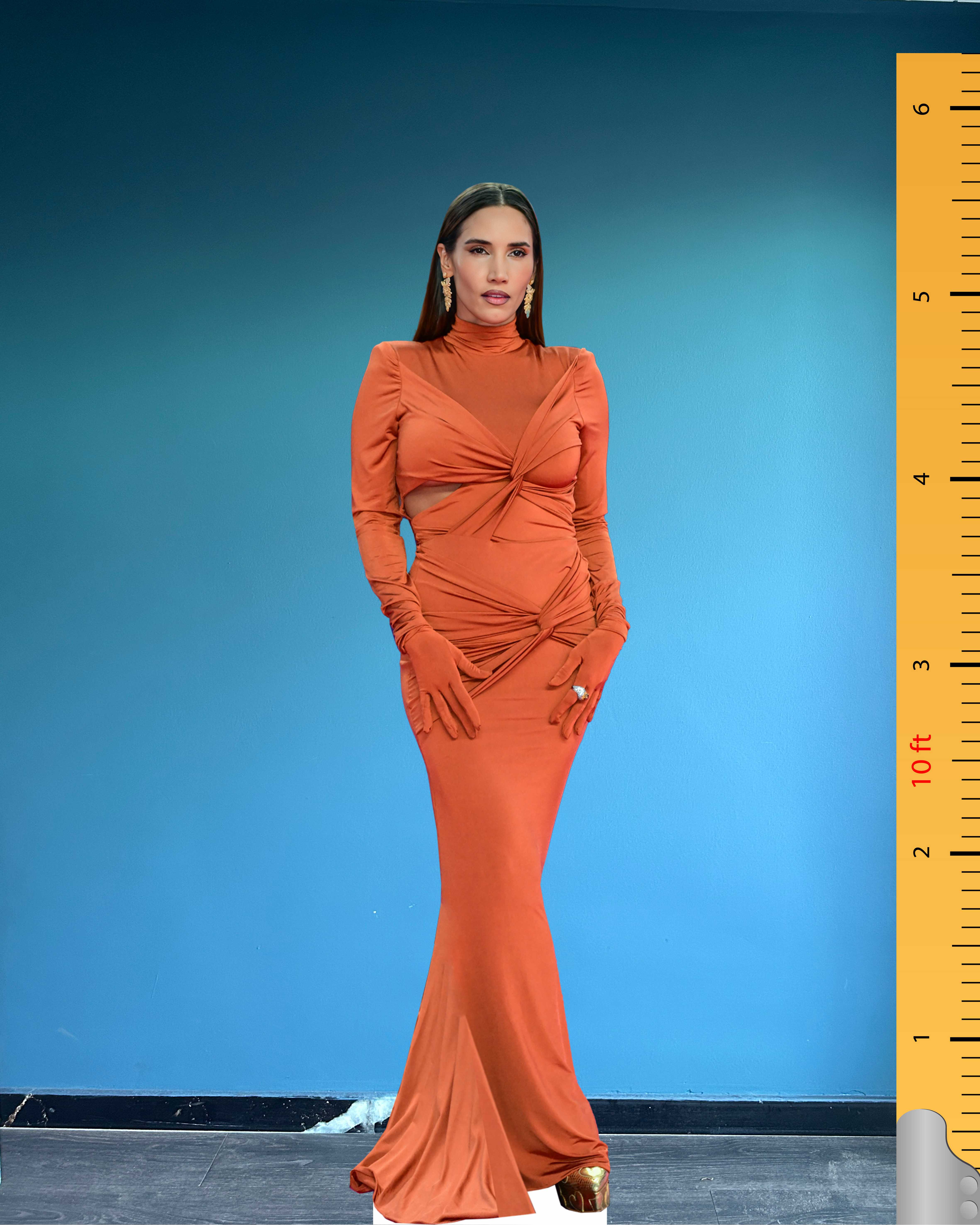 🎤 Kartonowa figura India Martínez w naturalnej wielkości – Edycja Czerwonego Dywanu 37. Premio Lo Nuestro