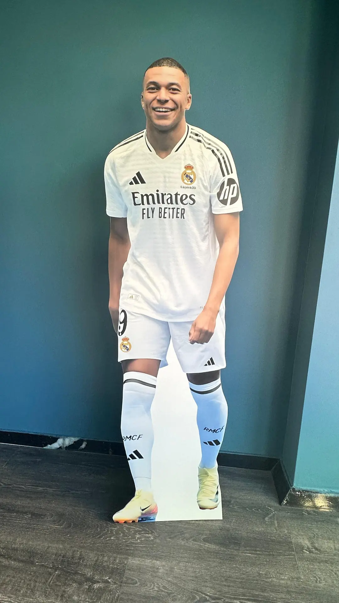 Silhouette Carton Kylian Mbappé En Veste - Taille Mini - Décoration Neuf