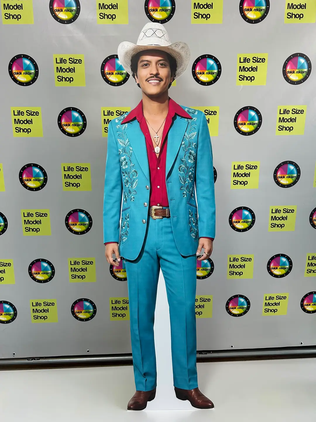 Bruno Mars Maketi Gerçek Boy – İkonik Tarz ve Güneş Gözlüklü Özel