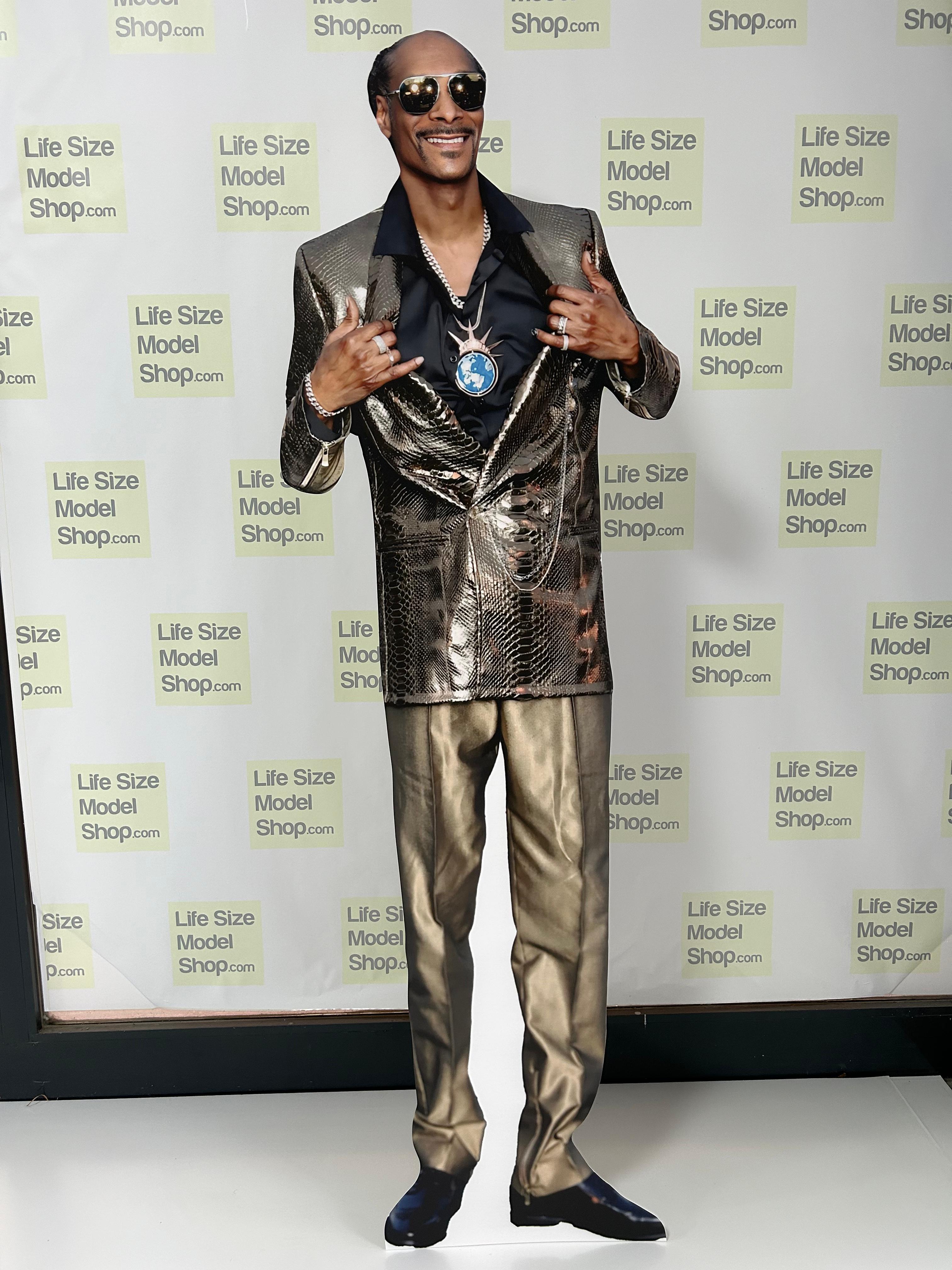 ⭐ Snoop Dogg Pappfigur – Lebensgroßes Standmodell des amerikanischen Rappers Snoop Dogg in goldenem Outfit
