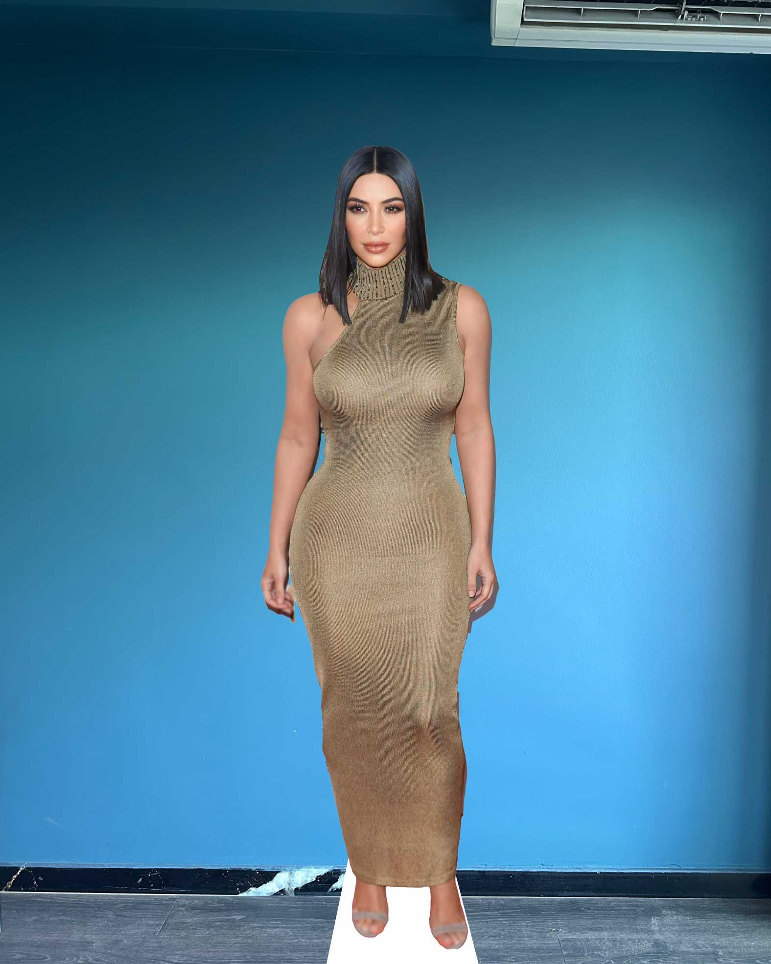 Kim Kardashian Recorte Standee Mockup Modelo em Tamanho Real