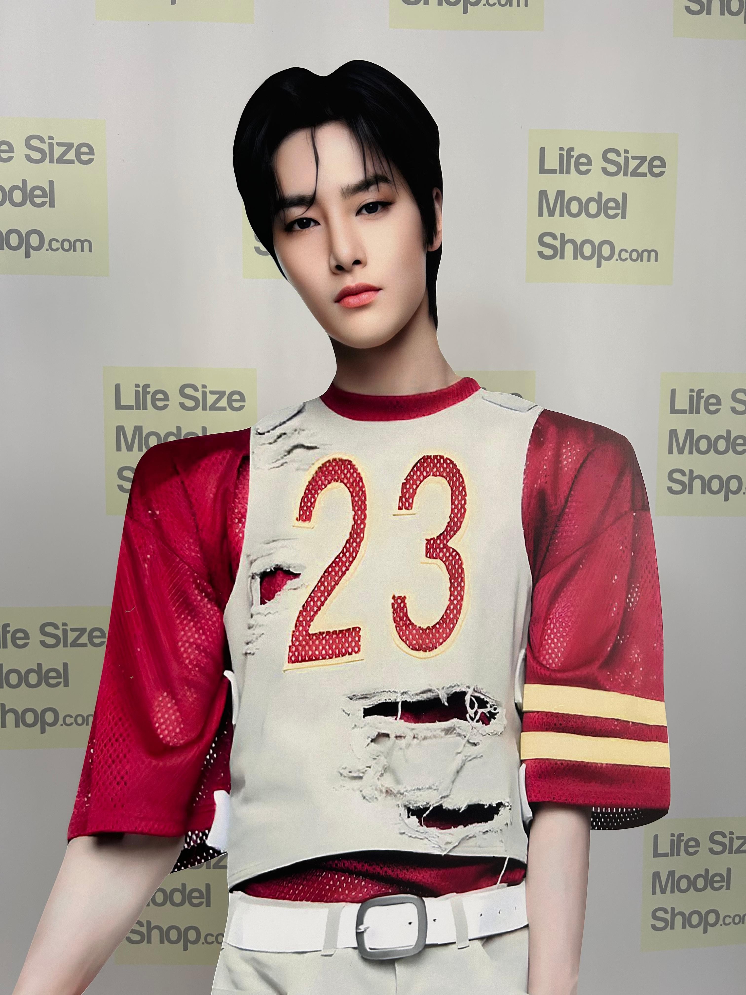 Modelo de cartón recortado de I.N. Stray Kids Yang Jeong-in Modelo de pie de plástico de tamaño natural